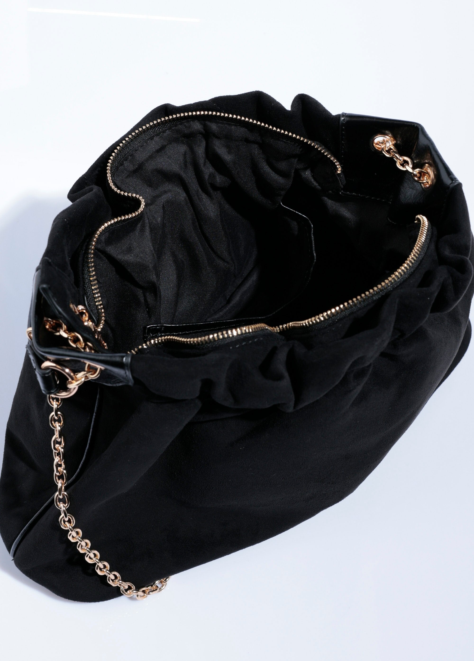 Elegante_bolso_de_ante_plisado_con_correa_de_metal._Negro_DE1_slim