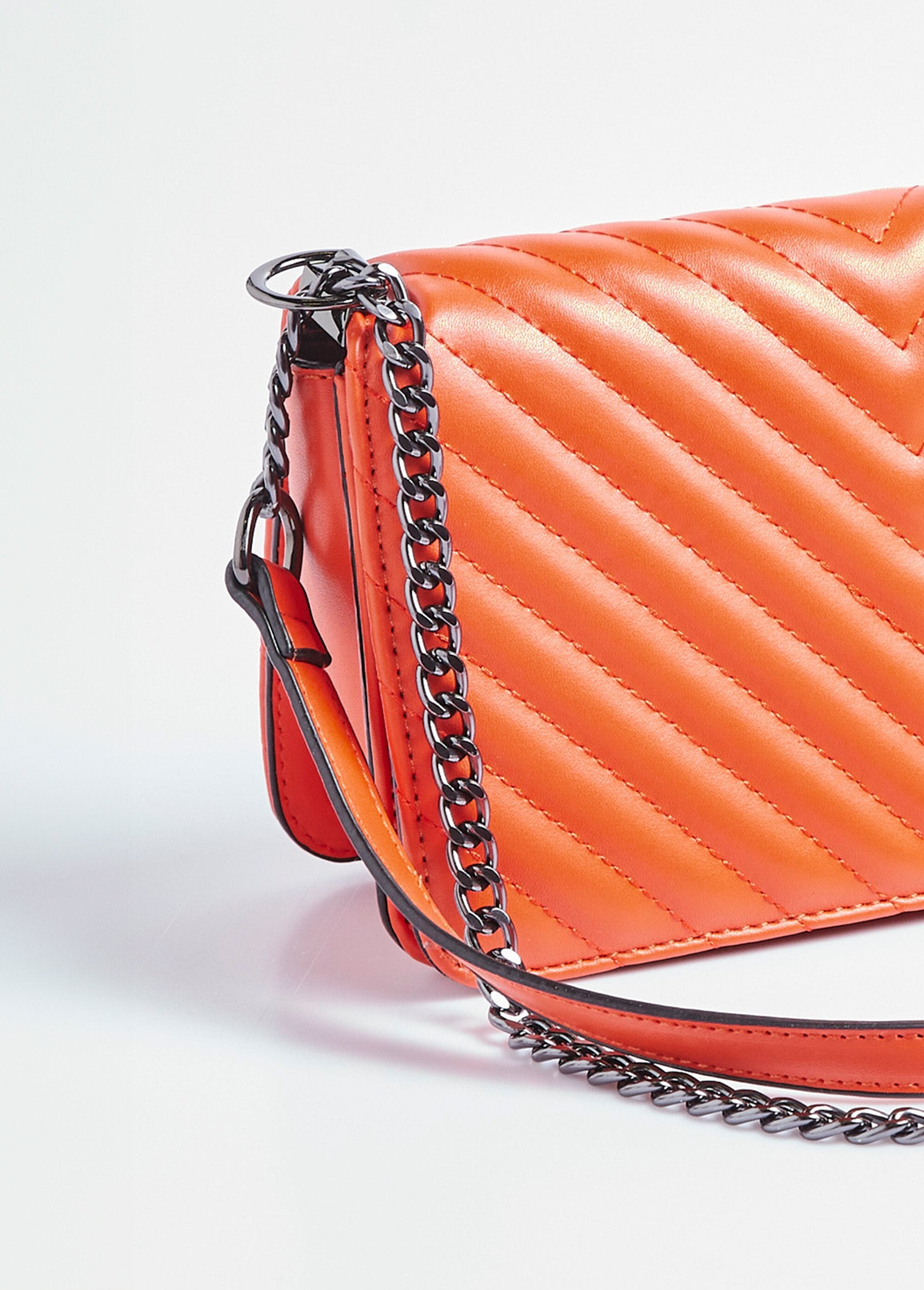 Bolso_de_mano_acolchado_con_costuras_de_chevron_naranja_DE2_slim
