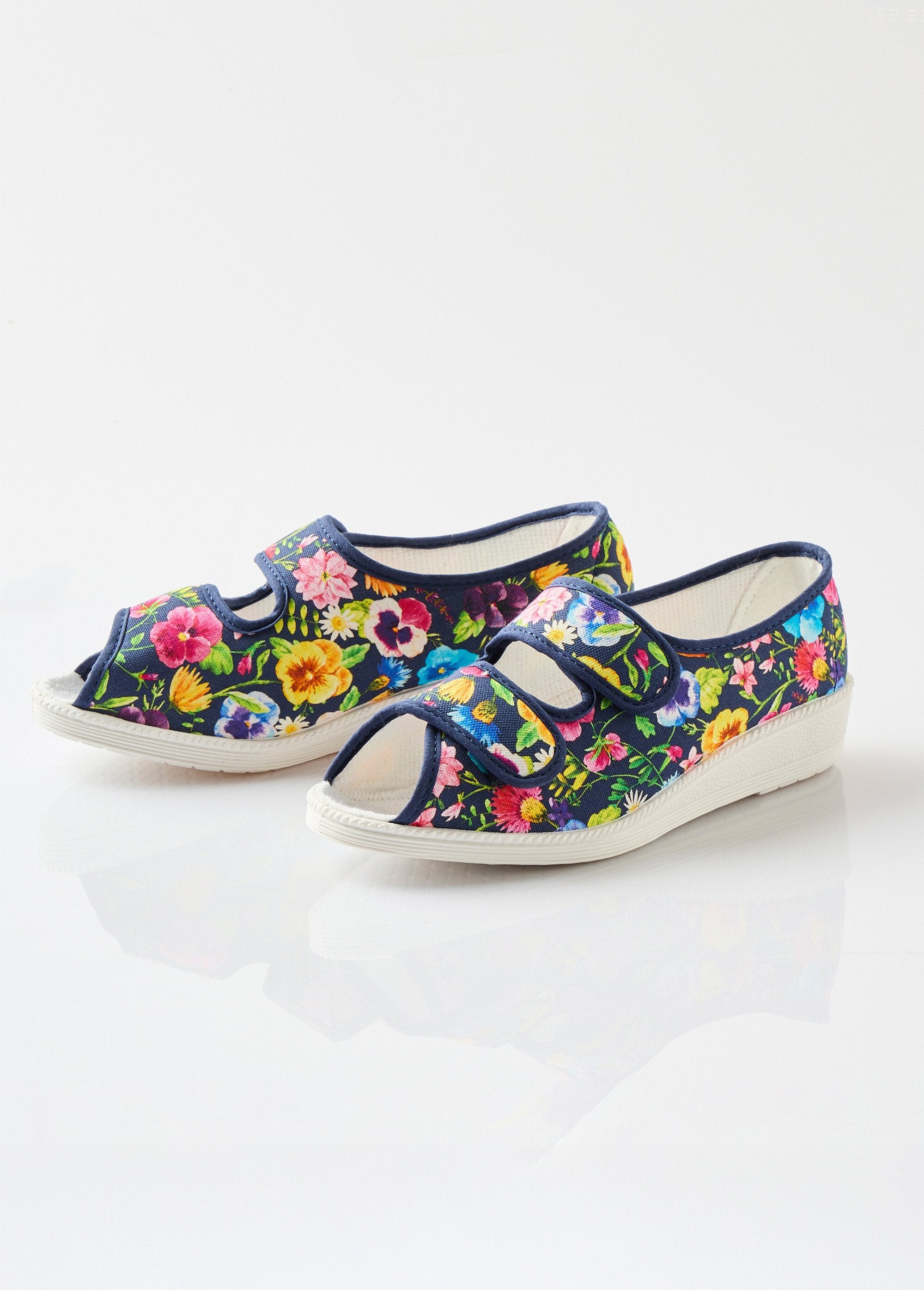 Sandalias_anchas_y_cómodas_con_puntera_abierta_Estampado_azul_marino_DE1_slim