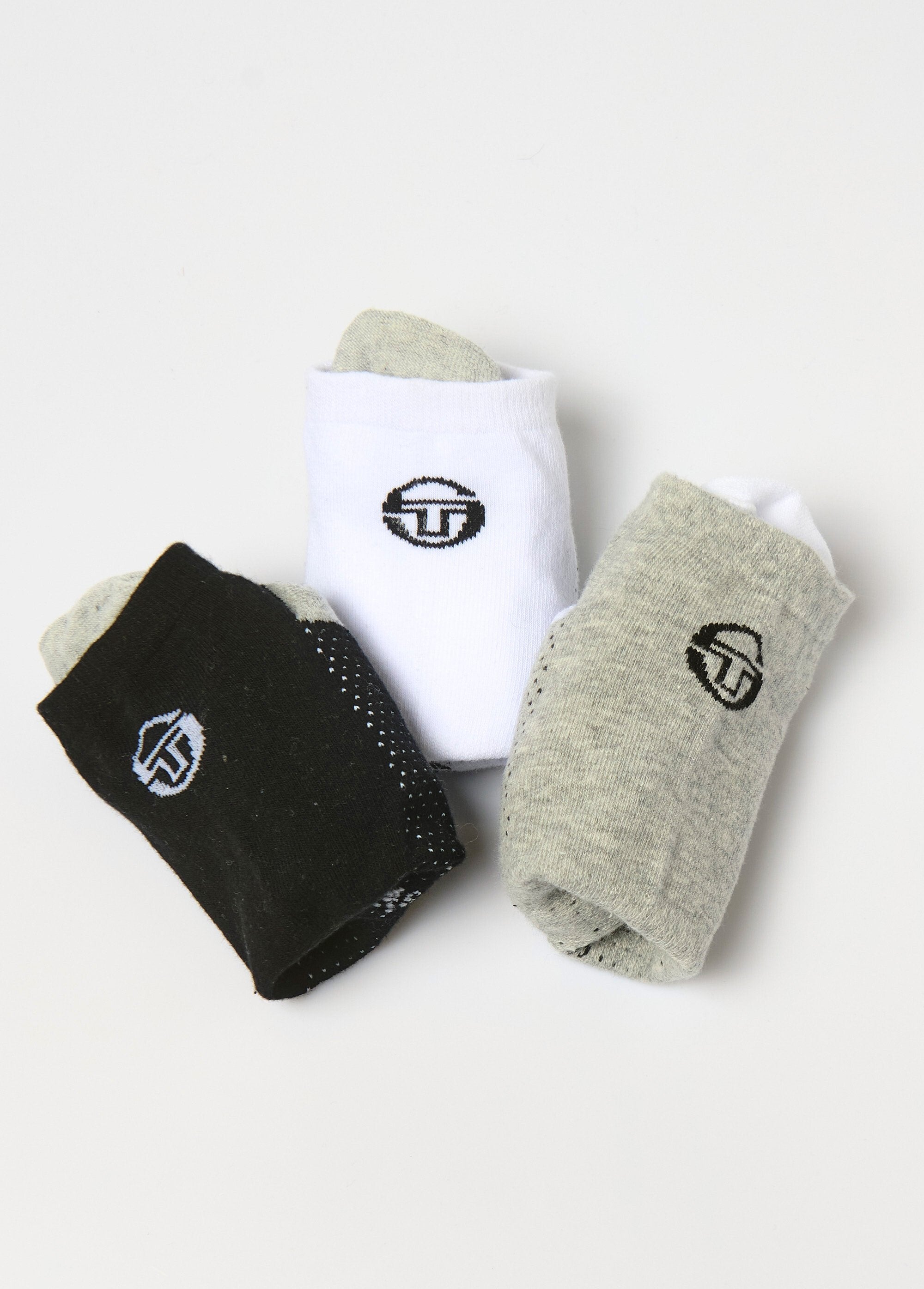 Pack_de_3_calcetines_con_logotipos_surtidos_Gris_y_blanco_y_negro_DE1_slim