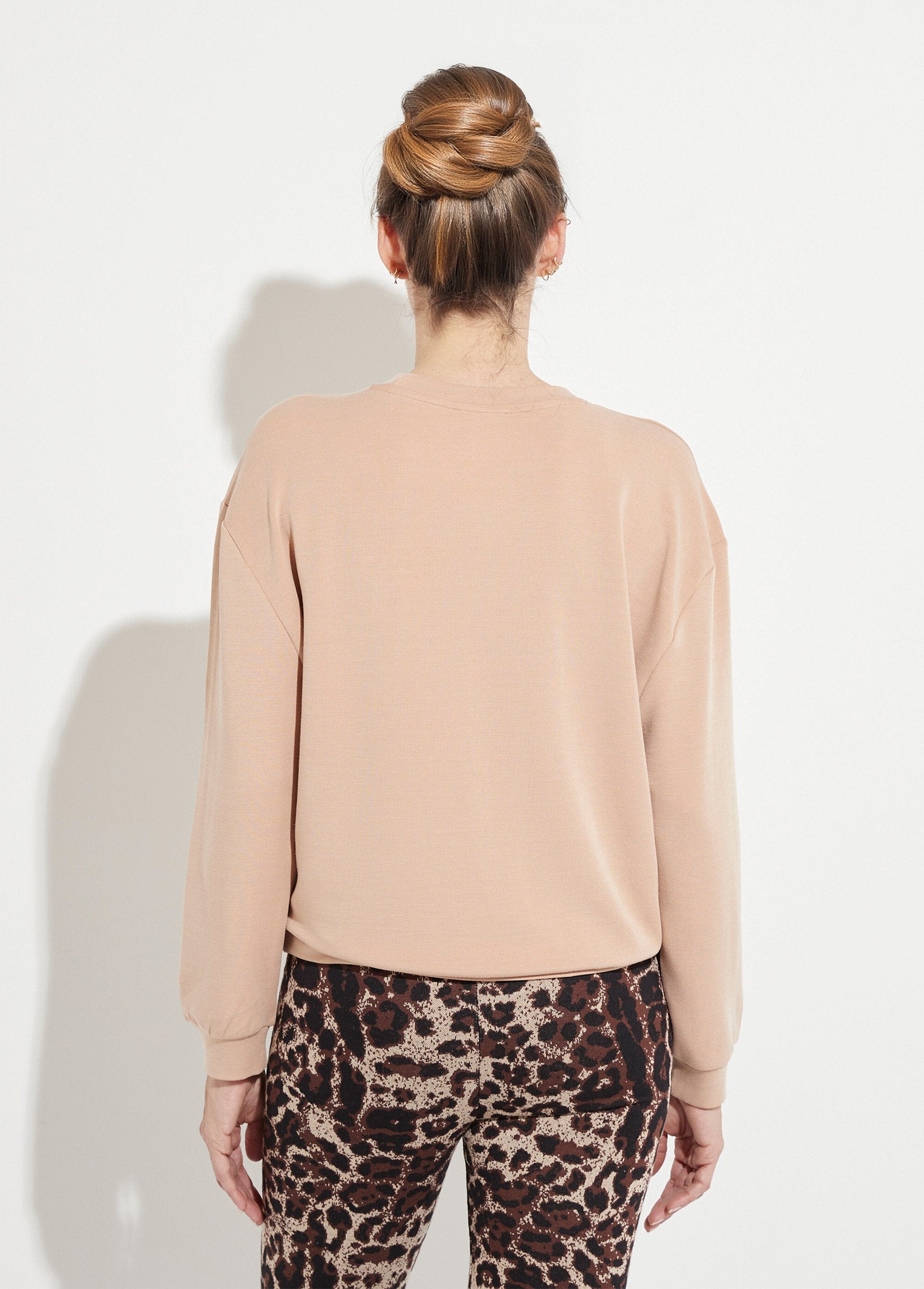 Sudadera_de_volumen_cuadrado_de_polar_bordado_con_detalle_brillante_Avellana_DO1_slim