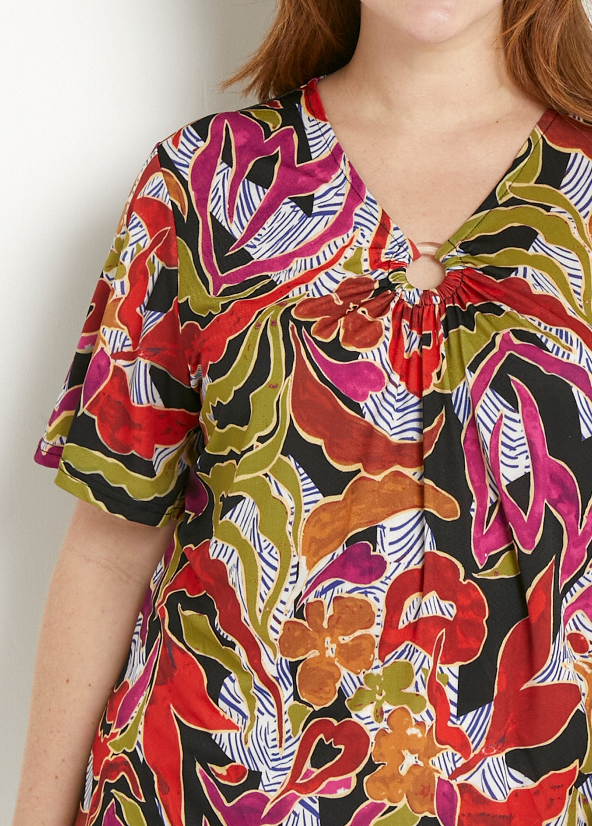 Camiseta_holgada_corta_con_cuello_en_V_y_estampado_Negro_y_morado_DE1_curvy