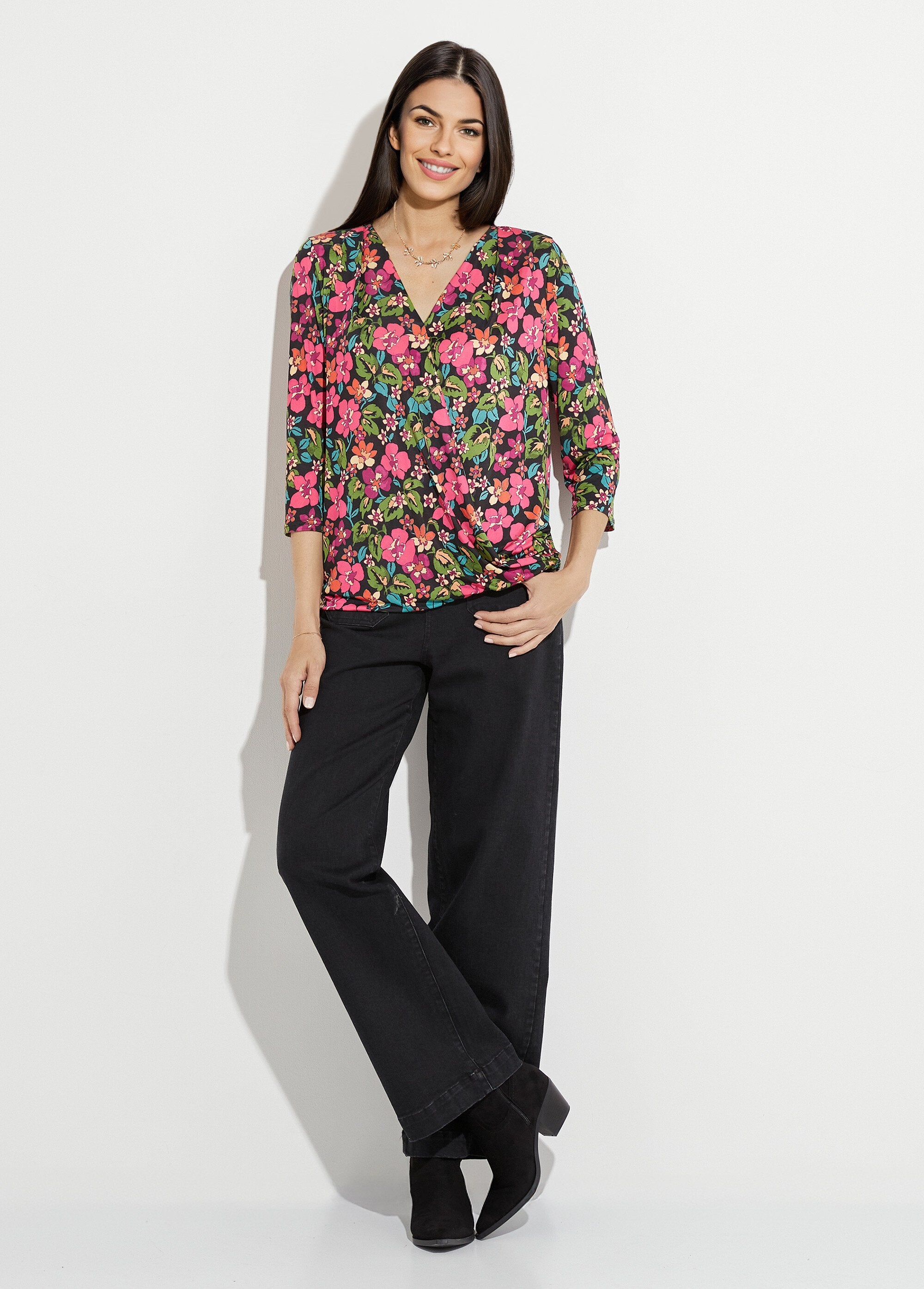Camiseta_tipo_blusa_cruzada_con_estampado_floral_Negro_y_fucsia_SF1_slim