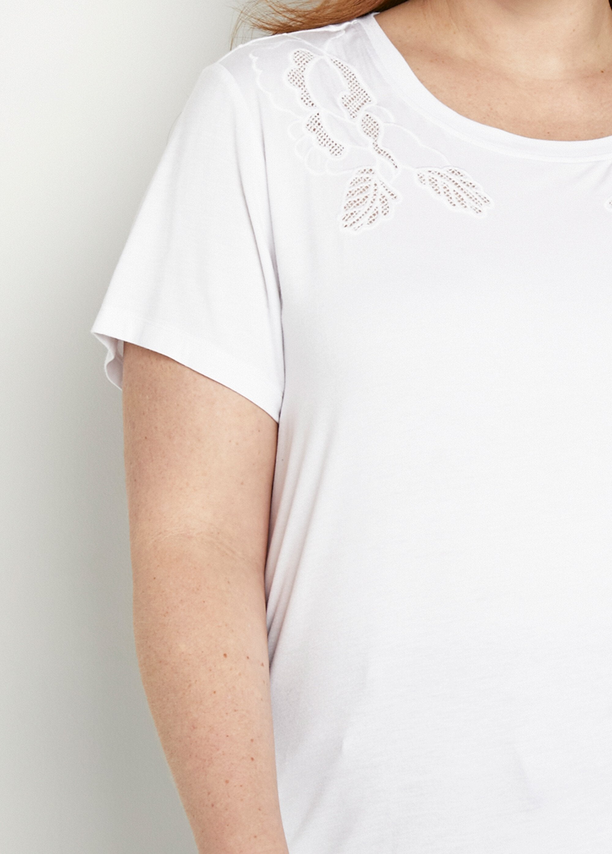 Camiseta_de_algodón_calado_y_bordado_con_cuello_redondo_Blanco,_Blanca_DE1_curvy