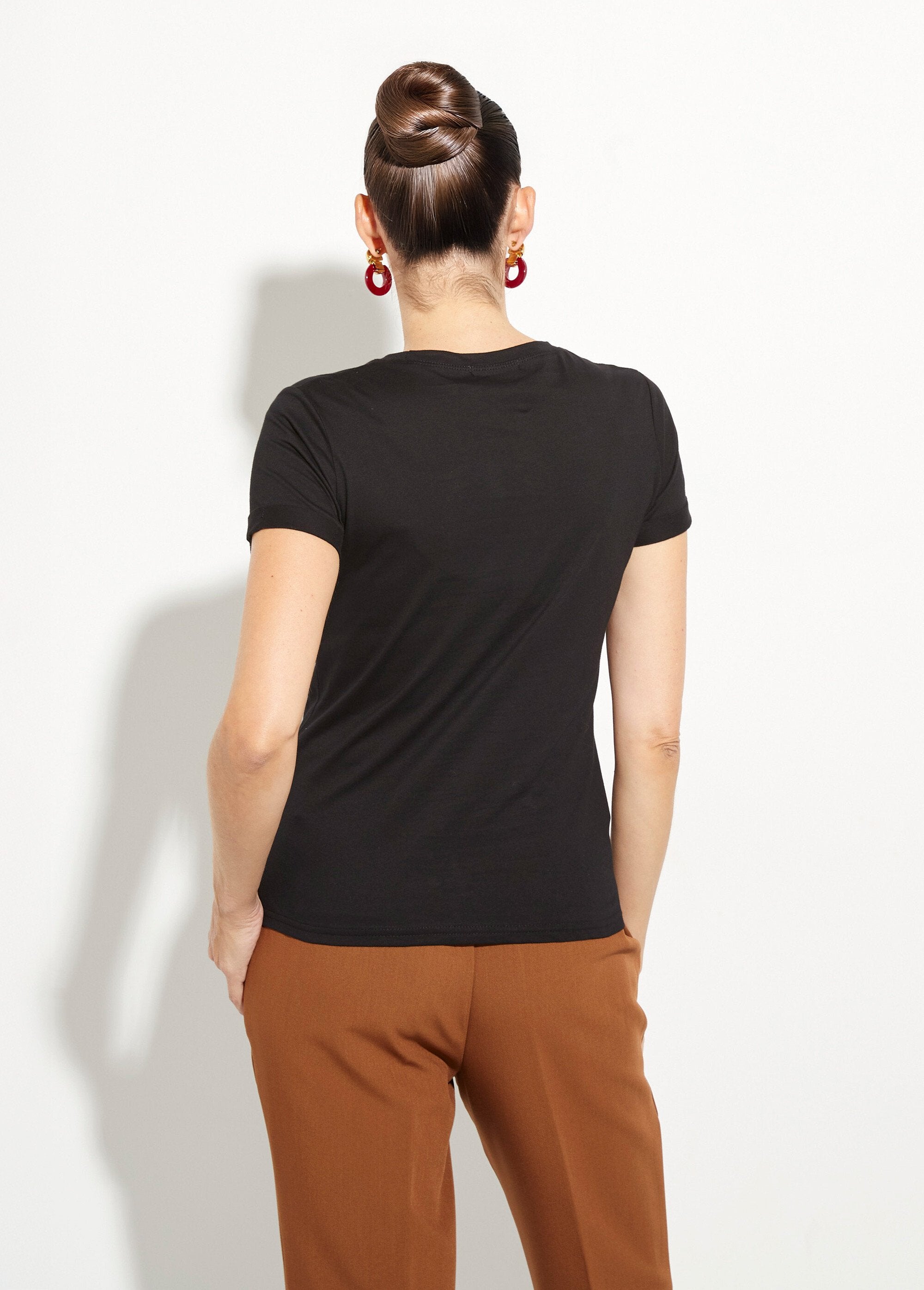 Camiseta_de_cuello_redondo_con_bordado_de_corazón_en_el_pecho._Negro_DO1_slim