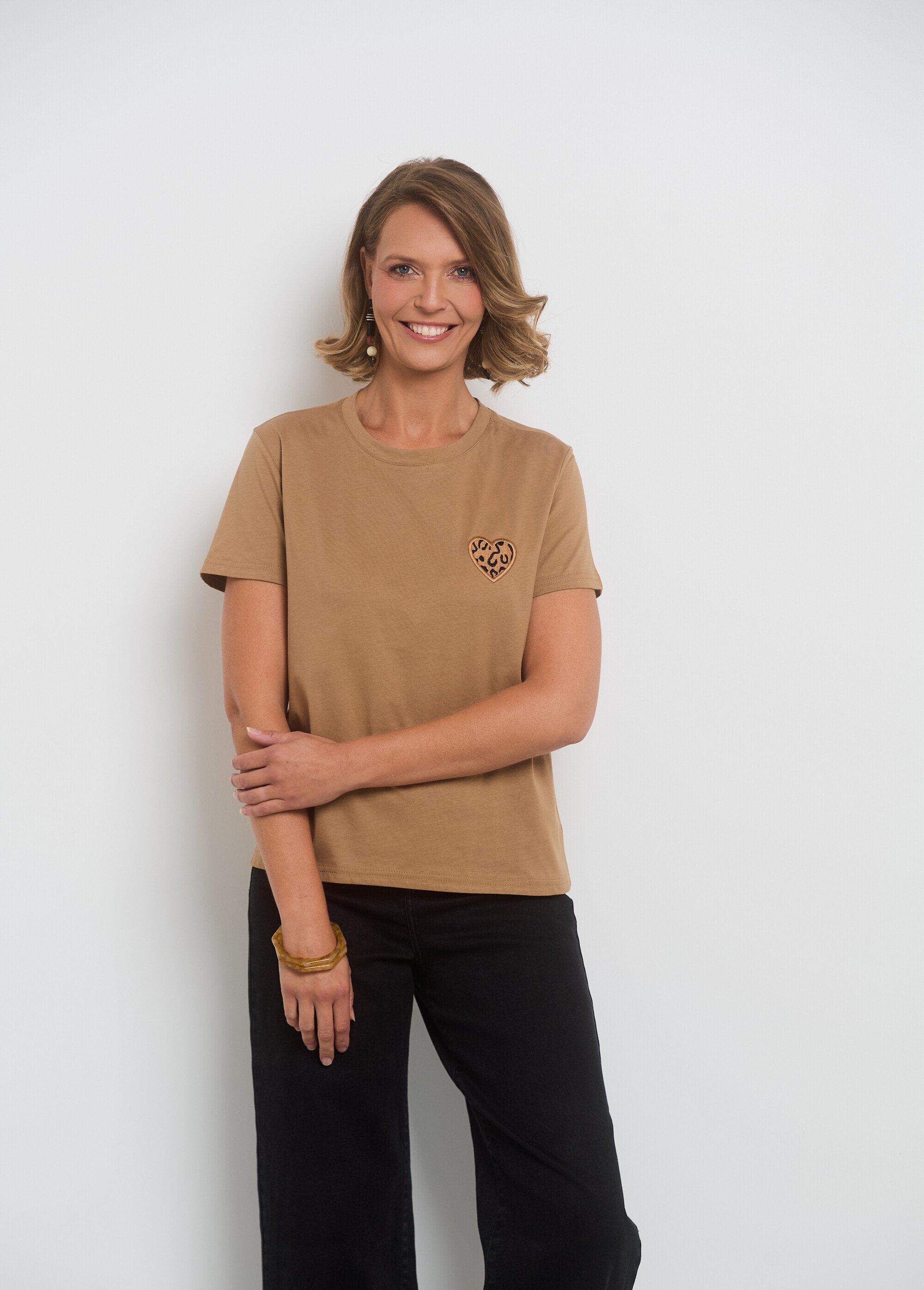 Camiseta_cuello_redondo_corazón_bordado_camello_FA2_slim