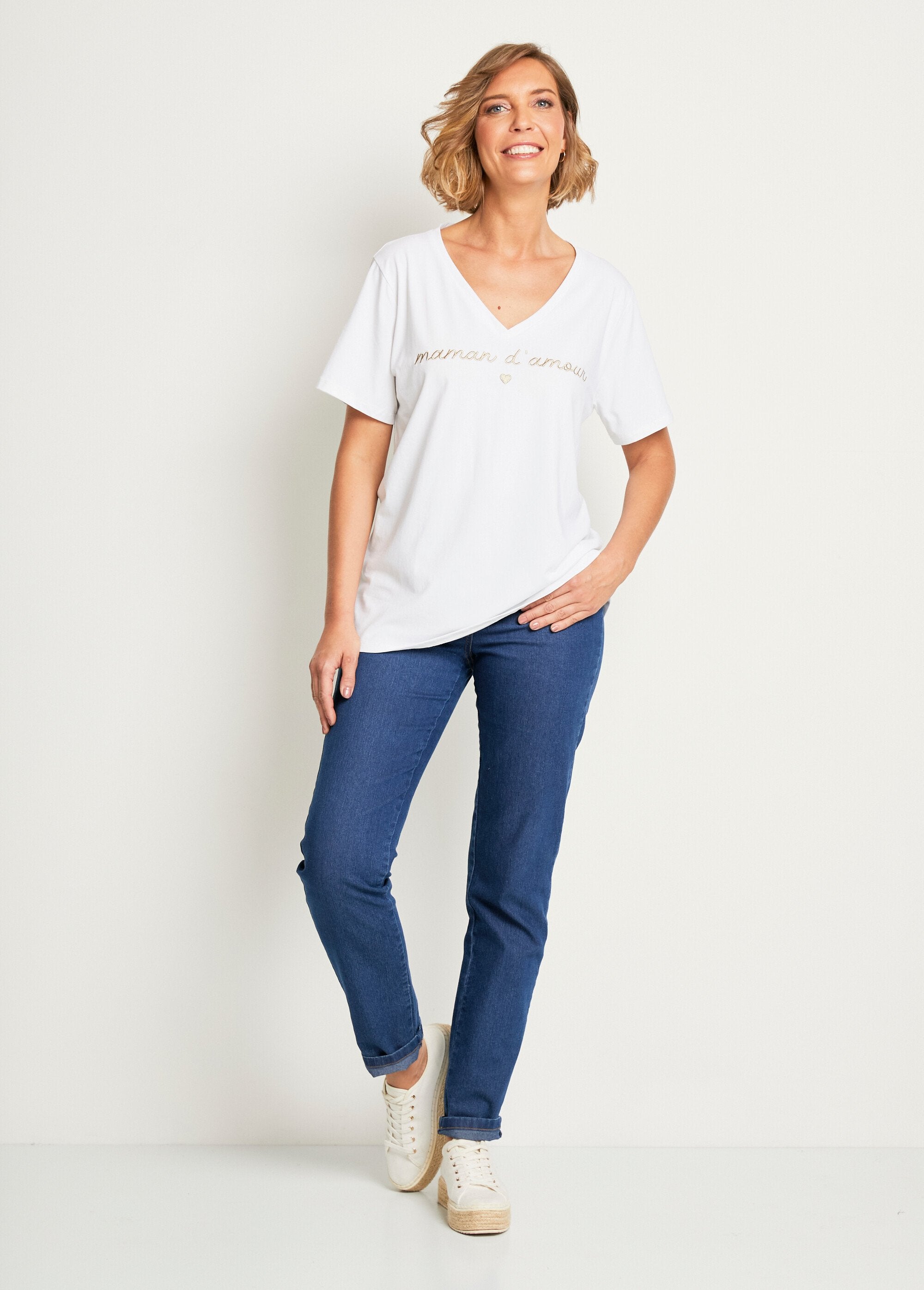 Camiseta_con_cuello_de_pico_y_mensaje_bordado_Blanco,_Blanca_SF1_slim