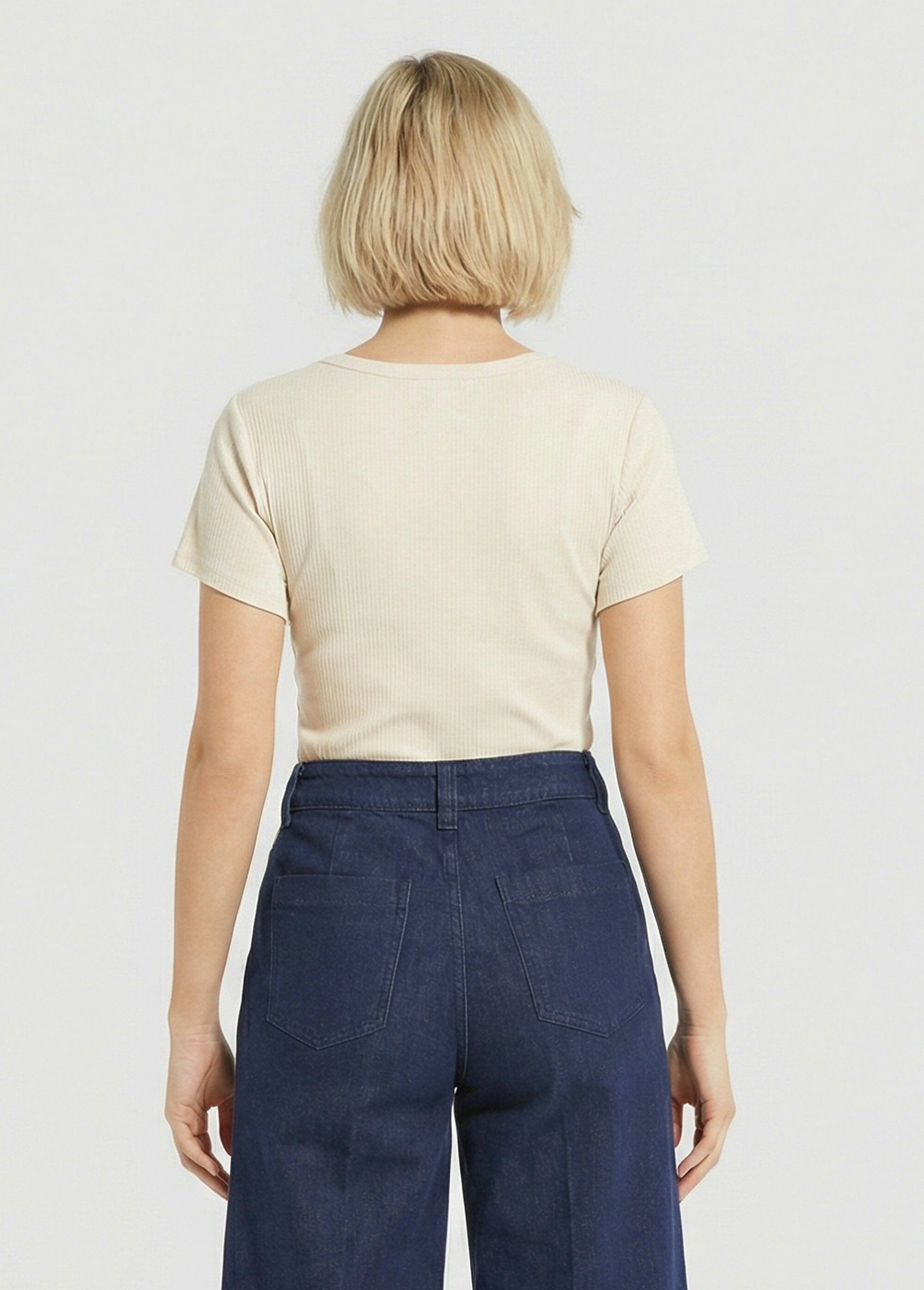 Camiseta_de_cuello_en_V_de_punto_acanalado,_Essential_Crudo_DO1_slim