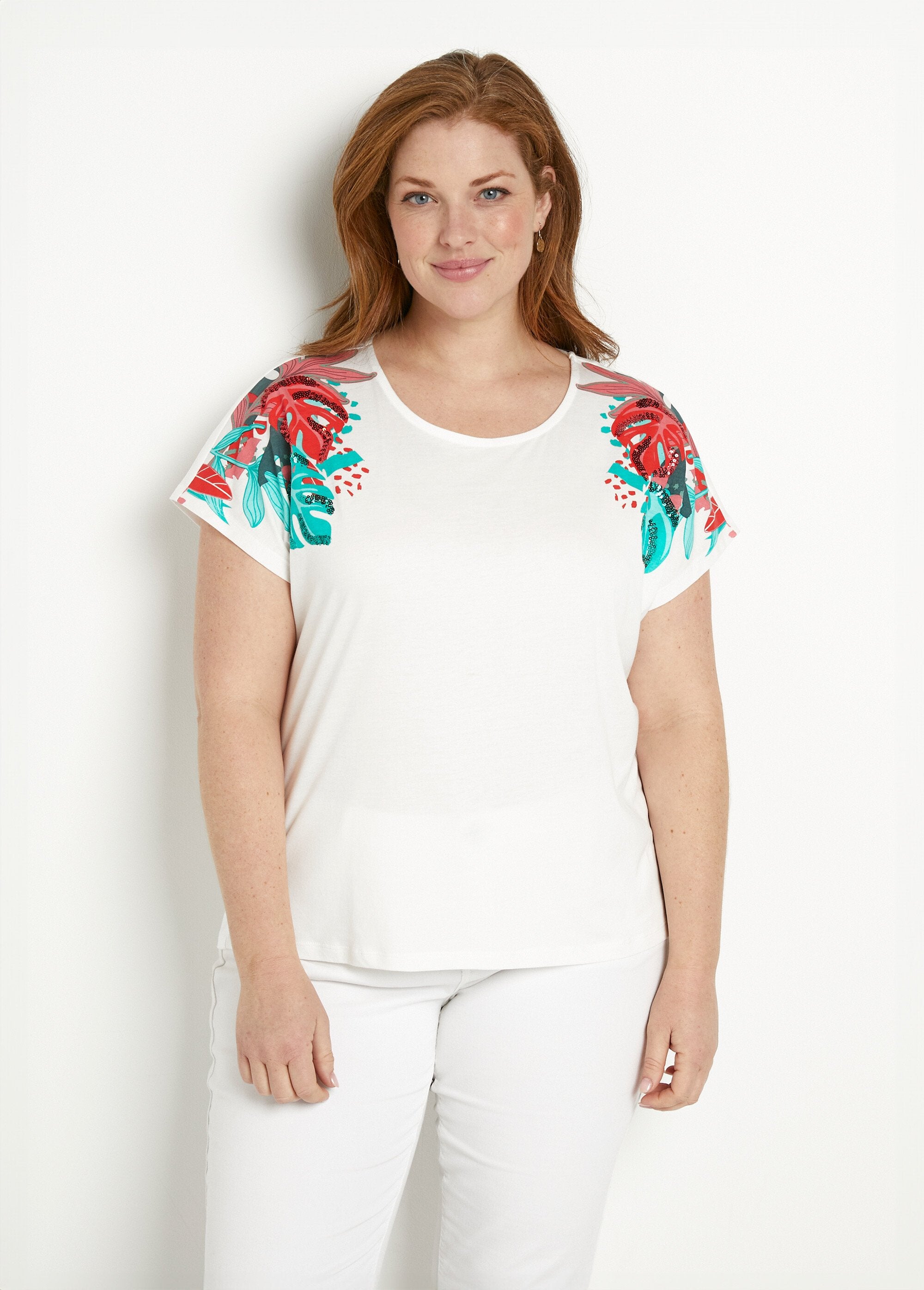 Camiseta_corta_blanca_con_estampado_de_lentejuelas,_cuello_redondo._Fondo_blanco_FA1_curvy