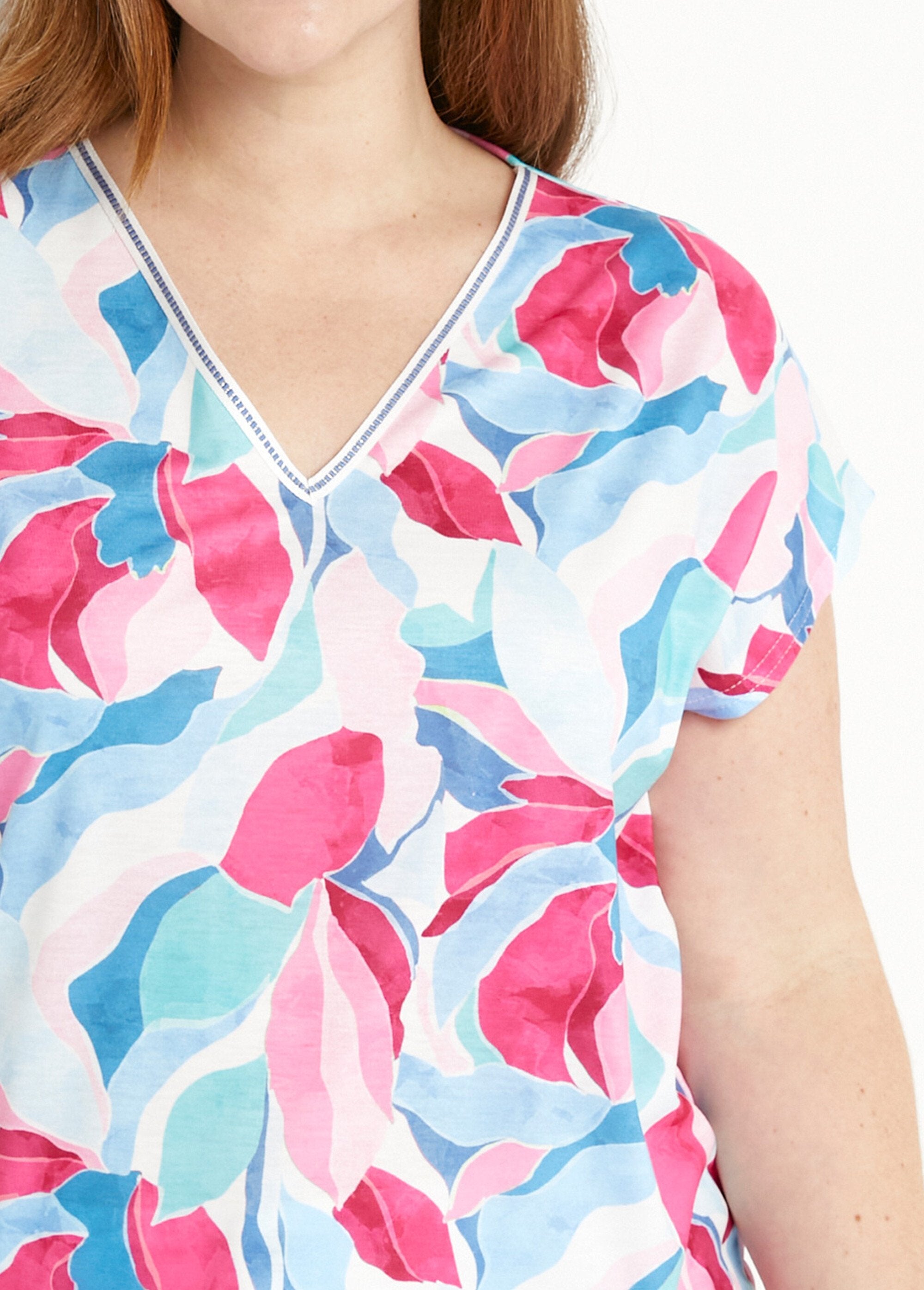 Camiseta_corta_con_cuello_en_V_y_estampado_brillante_azul_y_rosa_DE1_curvy