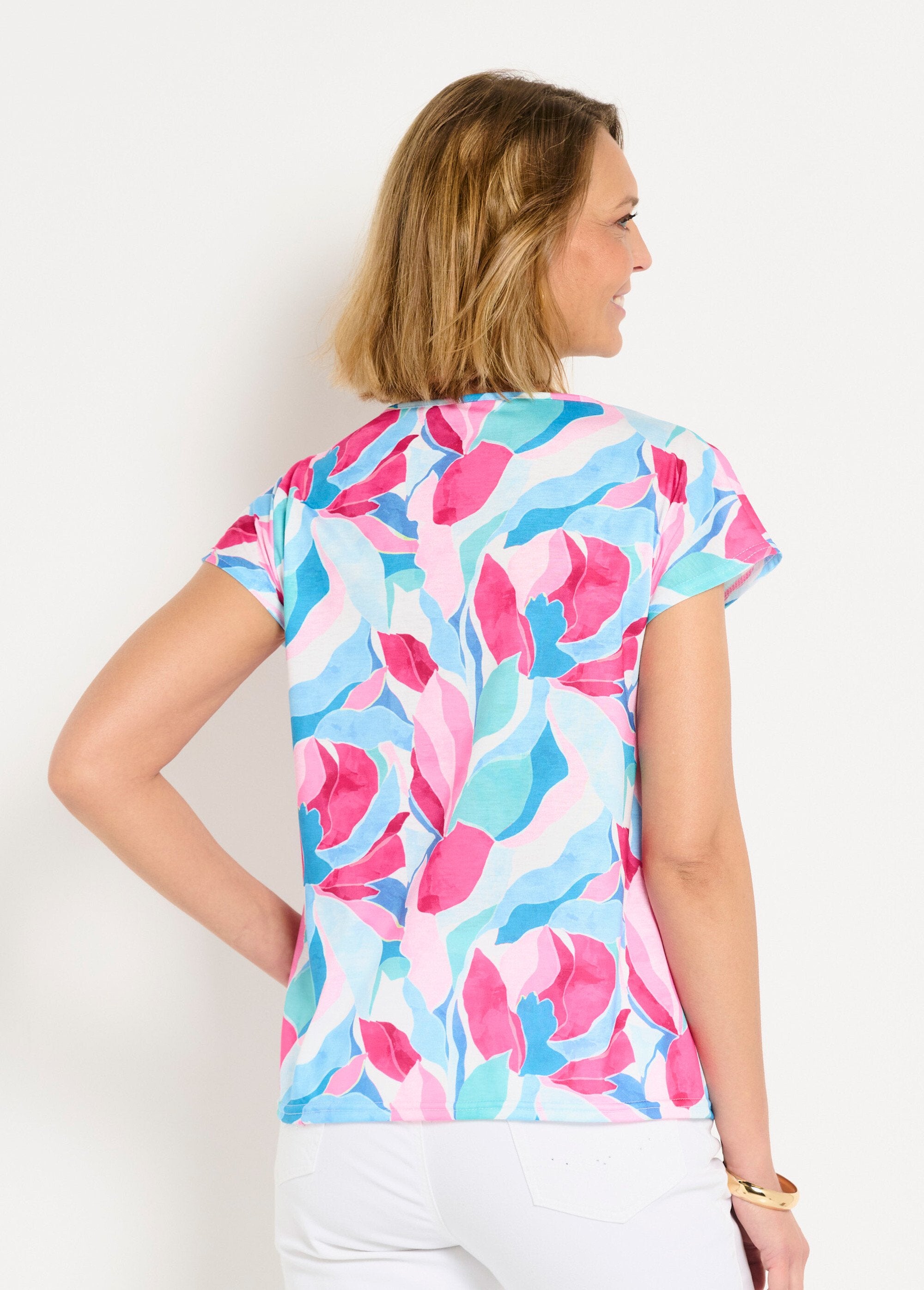 Camiseta_corta_con_cuello_en_V_y_estampado_brillante_azul_y_rosa_DO1_slim