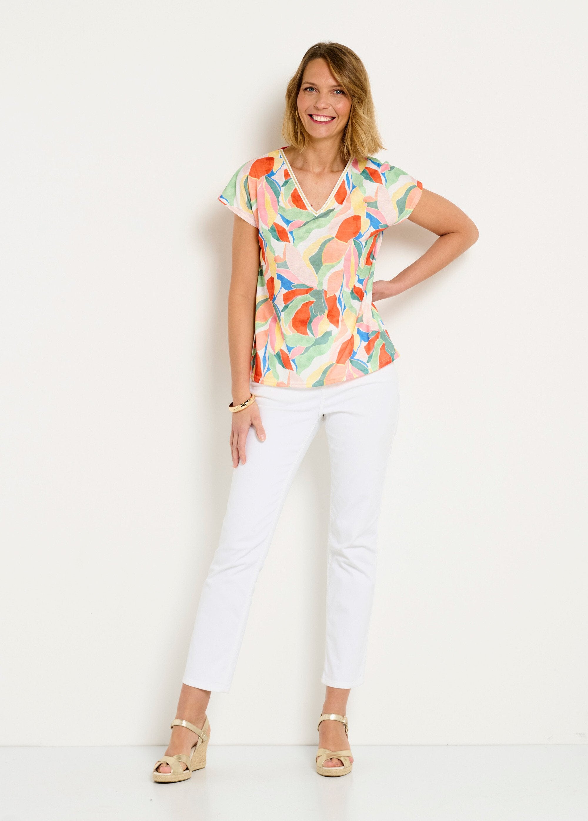 Camiseta_corta_con_cuello_en_V_y_estampado_brillante_Amarillo_y_verde_SF1_slim