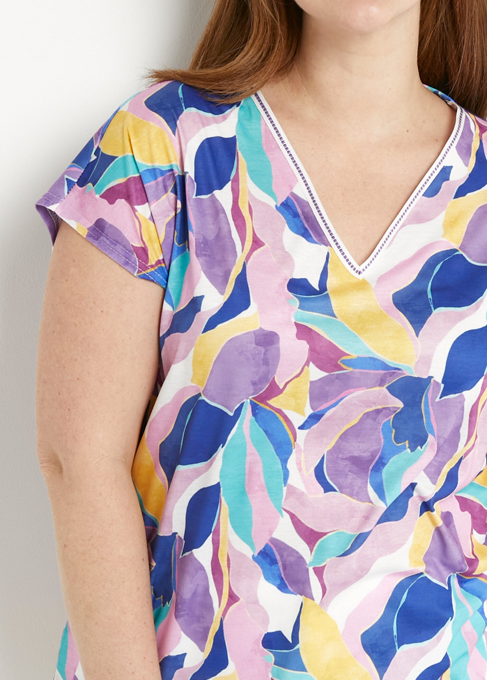 Camiseta_corta_con_cuello_en_V_y_estampado_brillante_Parma_y_amarillo_DE1_curvy