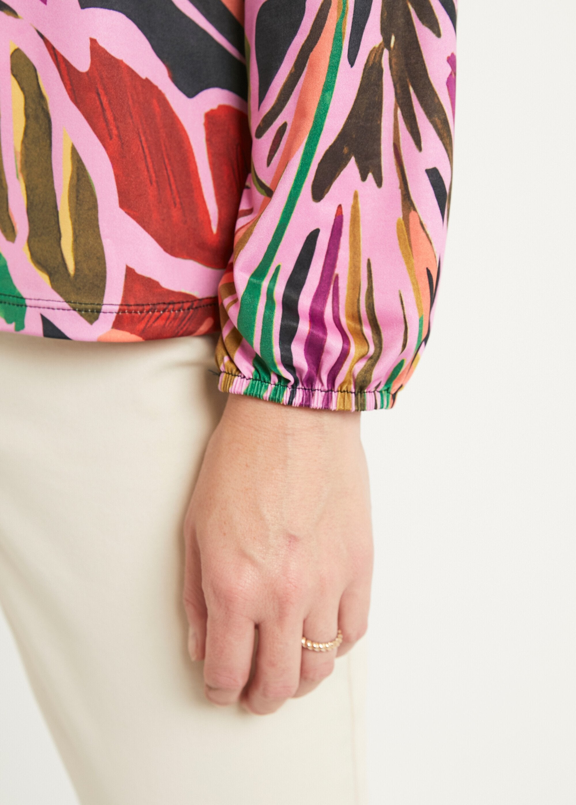 Camiseta_corta_fluida_con_estampado_gráfico_y_cuello_de_pico_Multicolor_DE2_slim