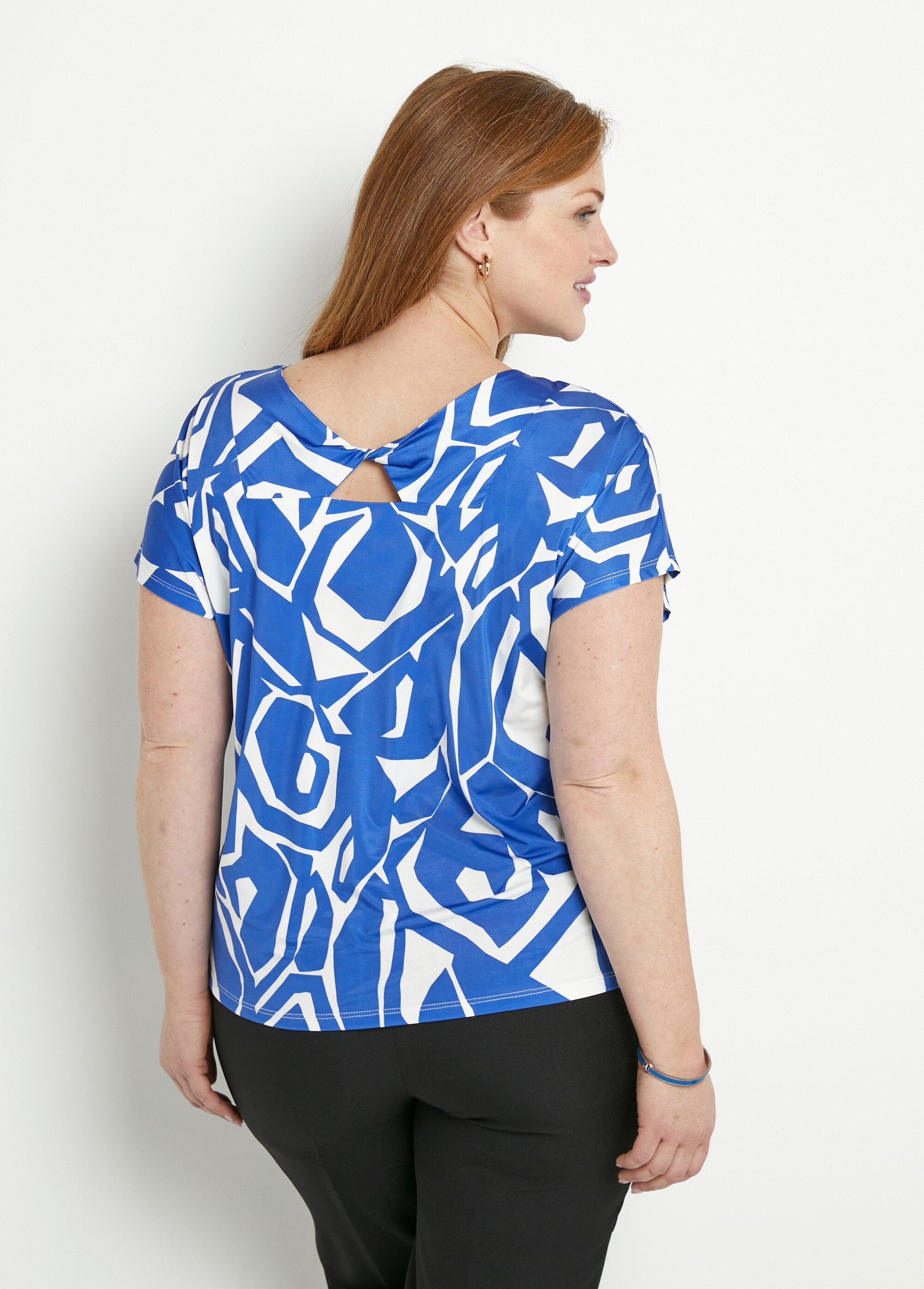 Camiseta_corta_recta_con_cuello_en_V_y_estampado_gráfico_Azul_y_blanco_DO1_curvy