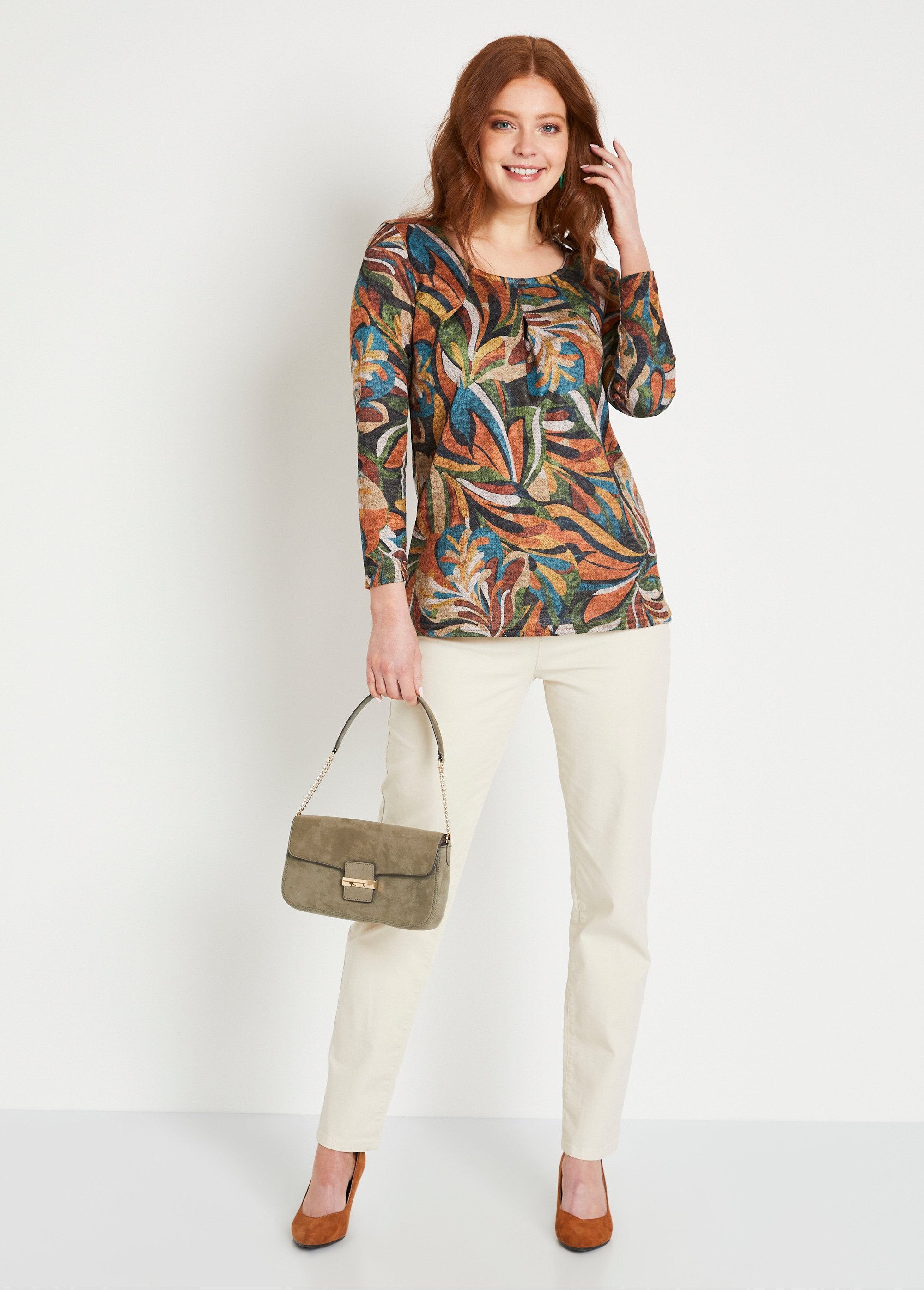 Camiseta_larga,_suelta_y_estampada_con_cuello_redondo_miel_y_verde_SF1_slim