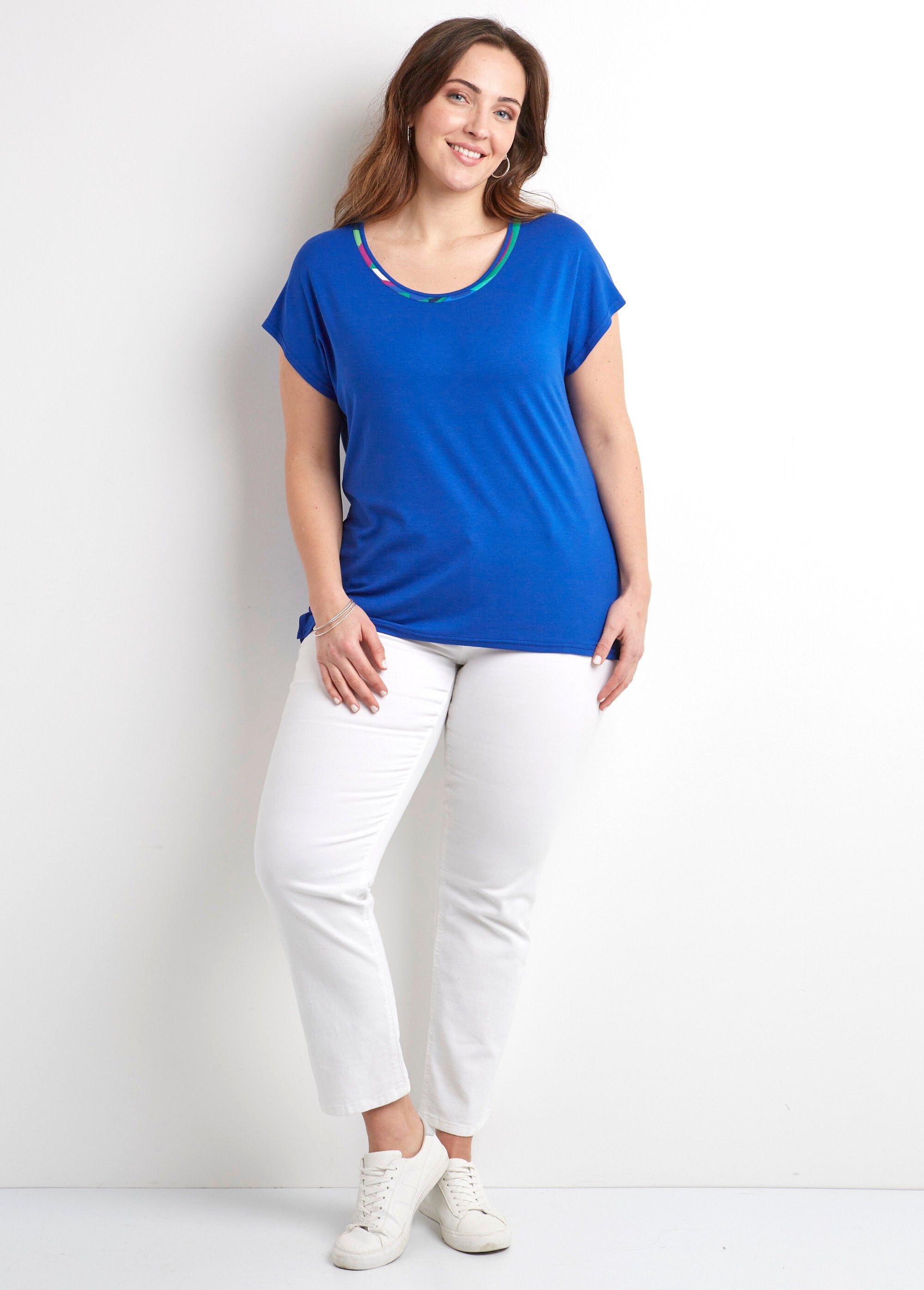 Camiseta_larga_lisa_o_estampada_de_cuello_redondo_y_manga_corta_azul_liso_SF1_curvy