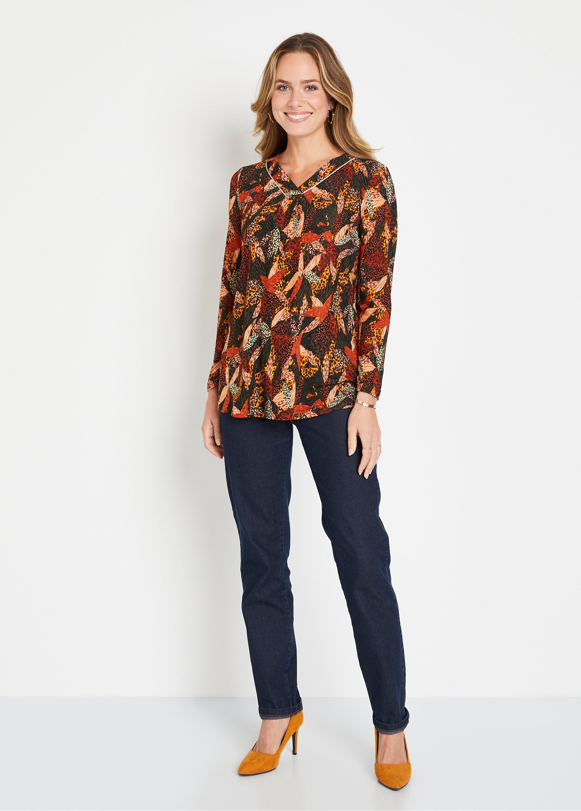 Camiseta_acampanada_de_manga_larga_y_cuello_en_V_Especias_y_miel_SF1_slim