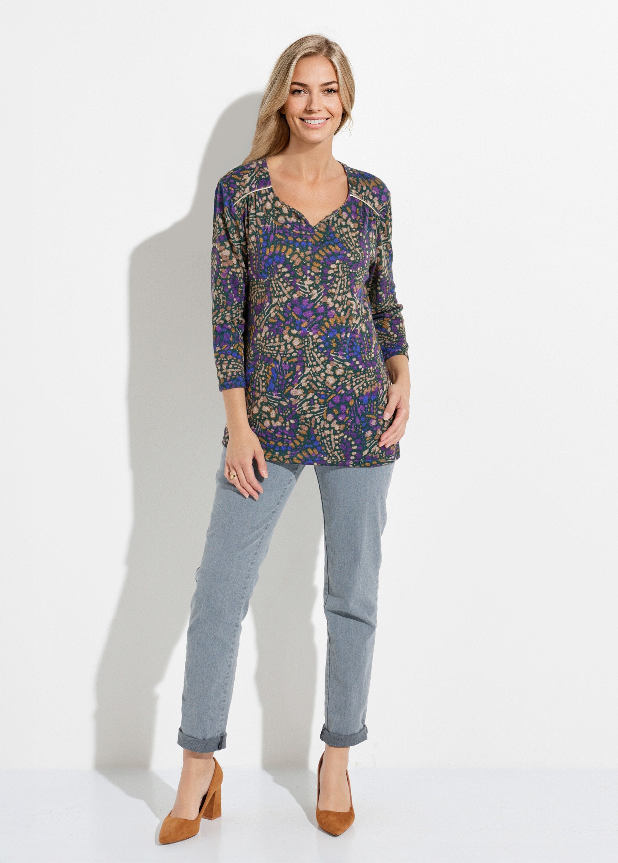 Camiseta_larga_acampanada_con_mangas_3/4_y_estampado_tachas_Morado_y_beige_SF1_slim