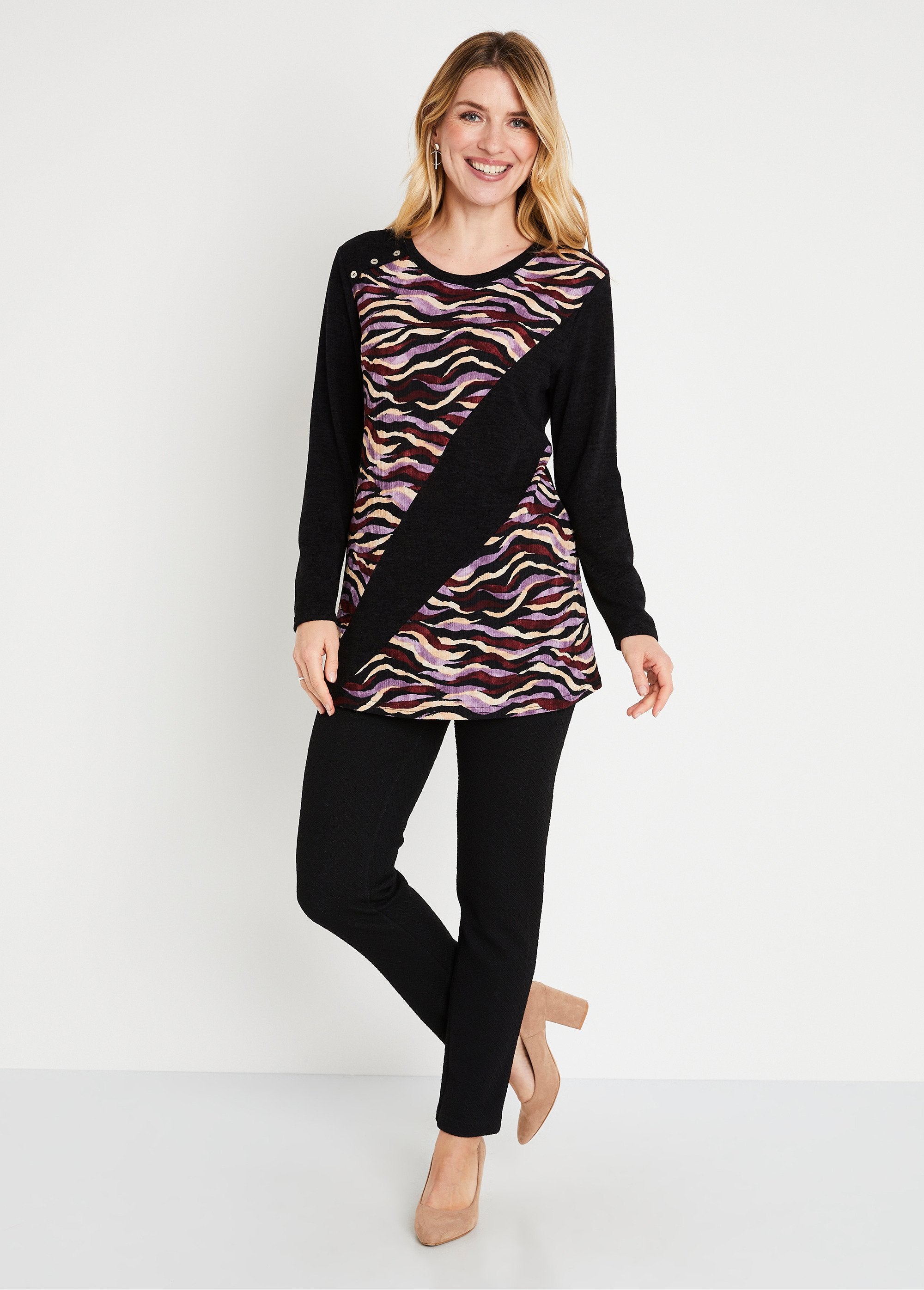 Camiseta_larga_gráfica_con_cuello_redondo_Negro_y_morado_SF1_slim