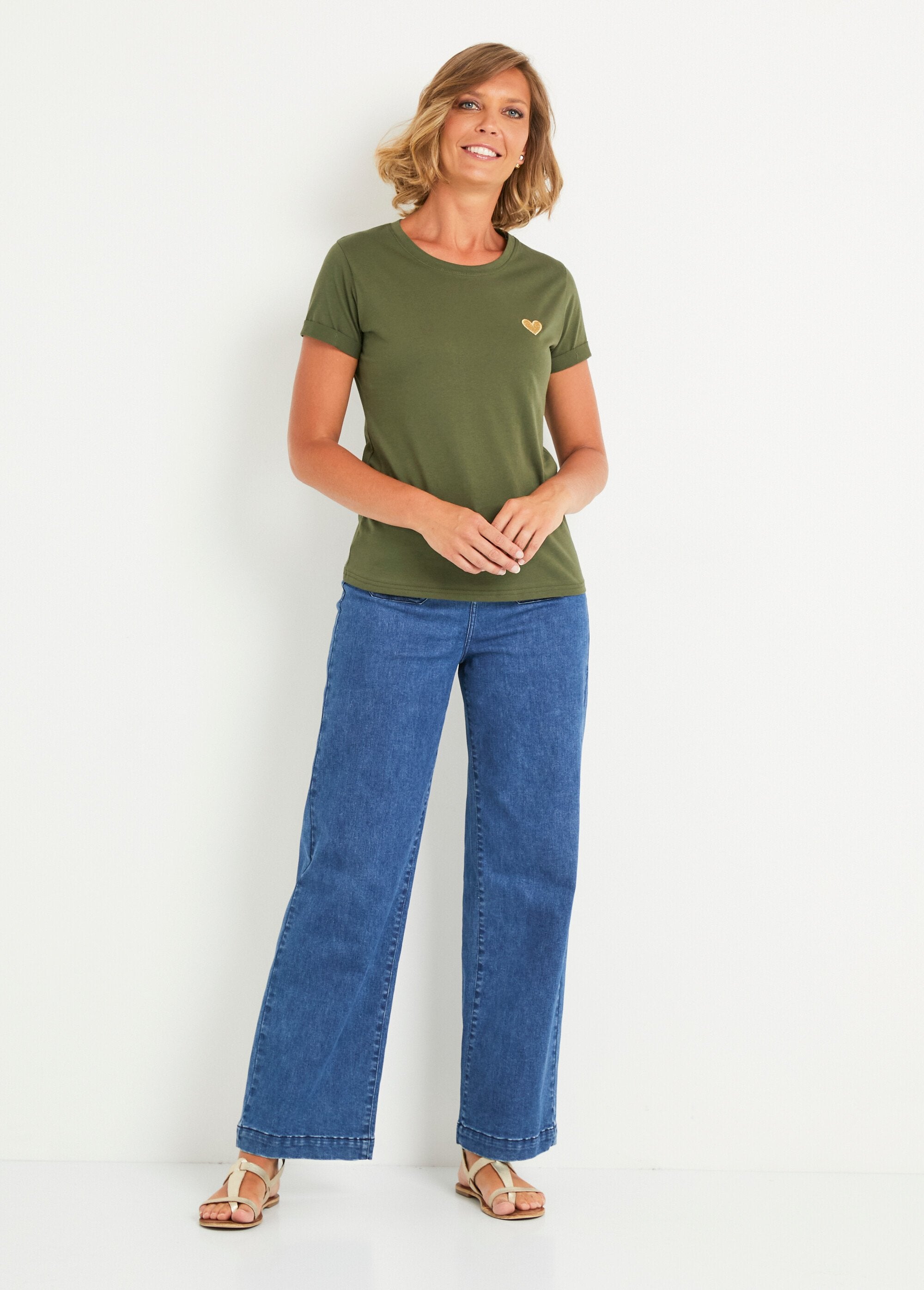 Camiseta_de_cuello_redondo_con_bordado_de_corazón_en_el_pecho._Caqui_SF1_slim