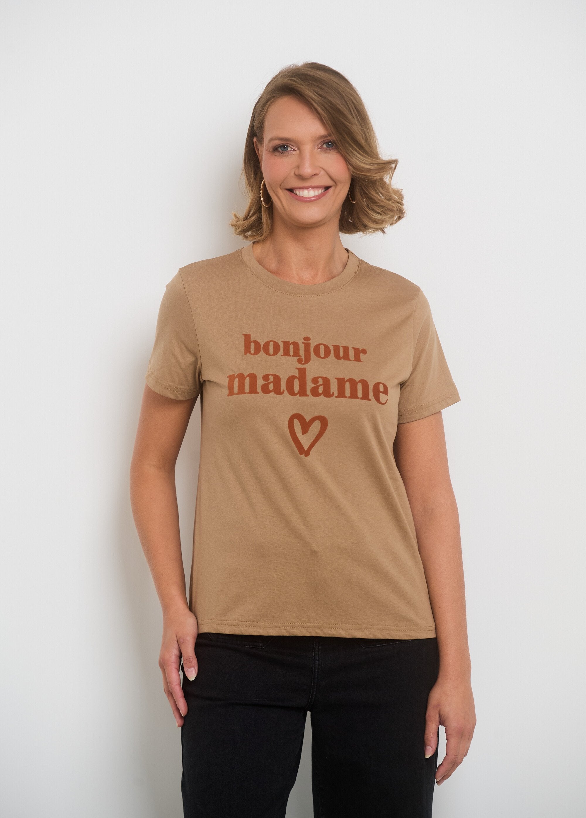 Camiseta_de_manga_corta_con_mensaje_"Madame_camello_FA1_slim