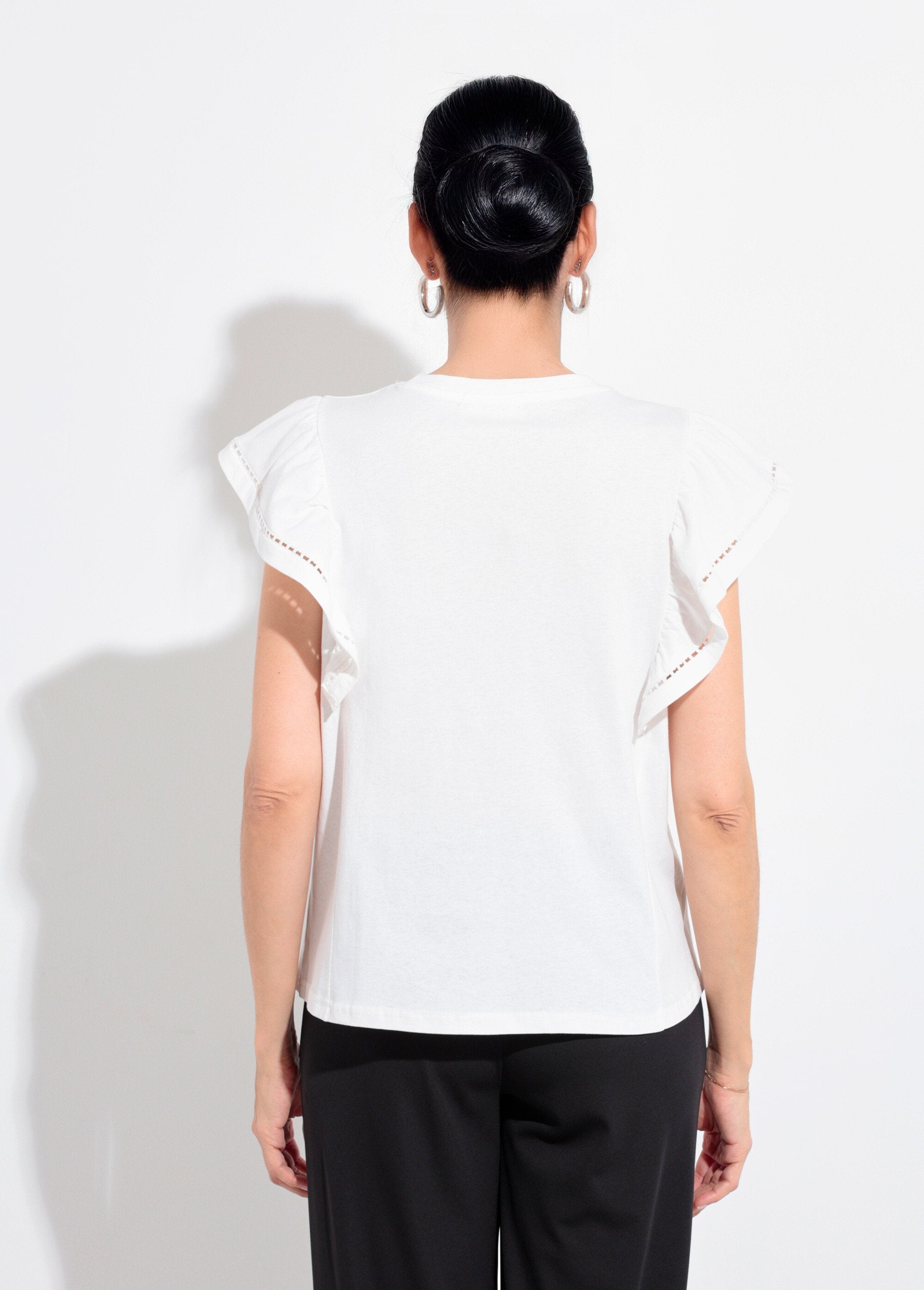 Camiseta_de_manga_corta_con_volantes_calados_Blanco,_Blanca_DO1_slim