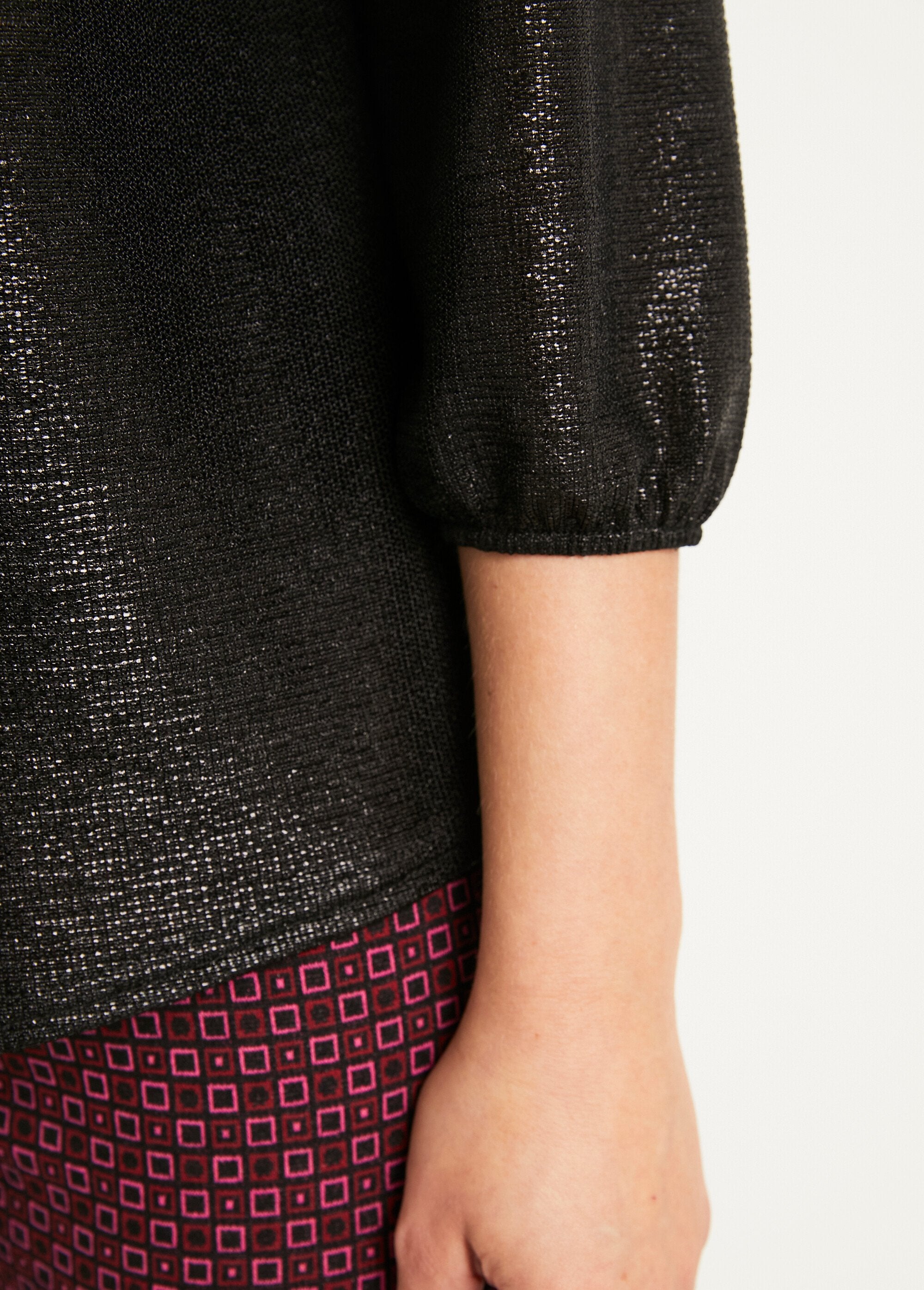 Camiseta_holgada_de_largo_medio_en_punto_brillante_con_cuello_en_V_Negro_DE3_slim