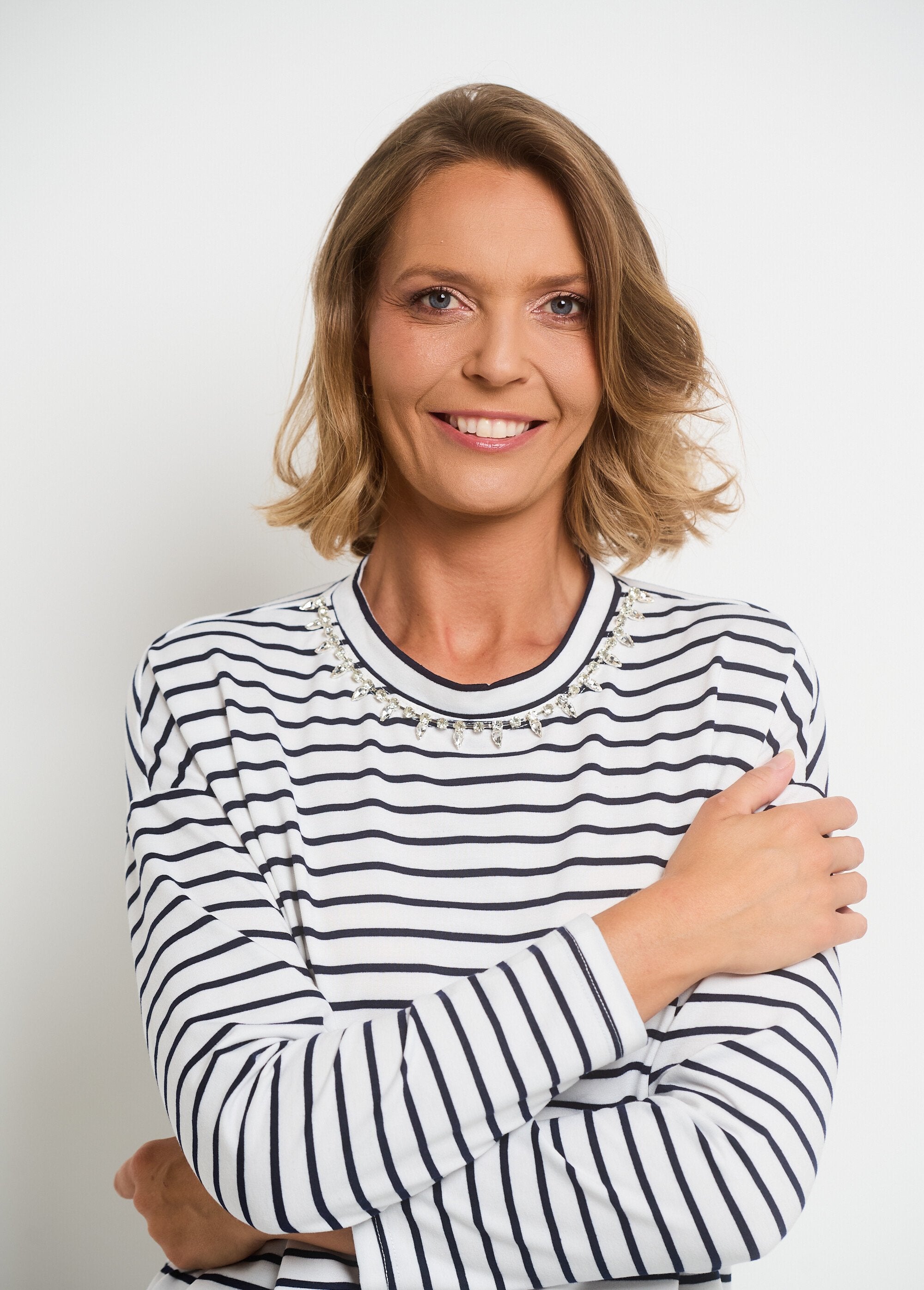 Camiseta_de_rayas_con_escote_de_strass_Rayas_blancas_DE1_slim