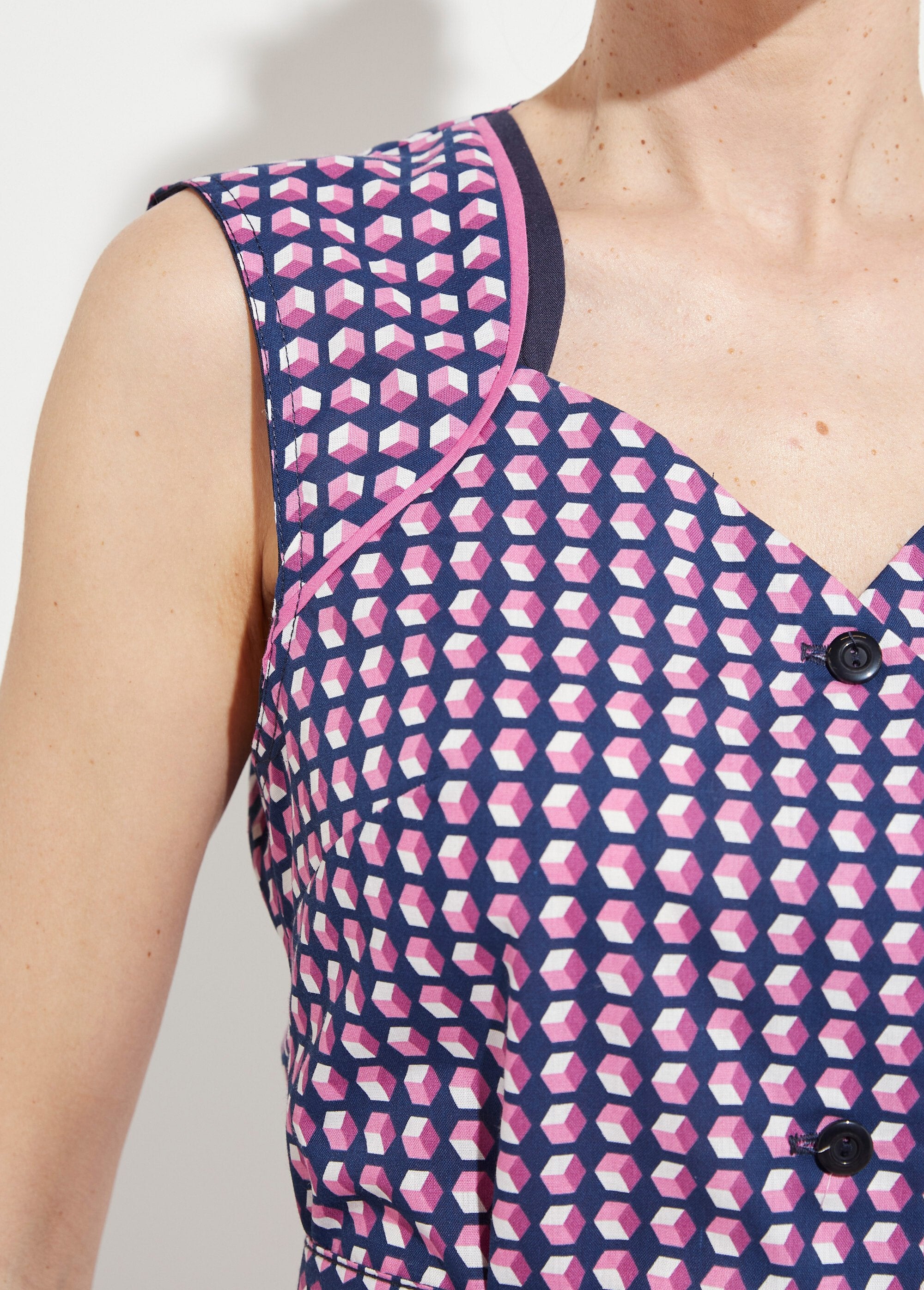 Delantal_sin_mangas_abotonado_con_estampado_gráfico_Rosa_DE2_slim