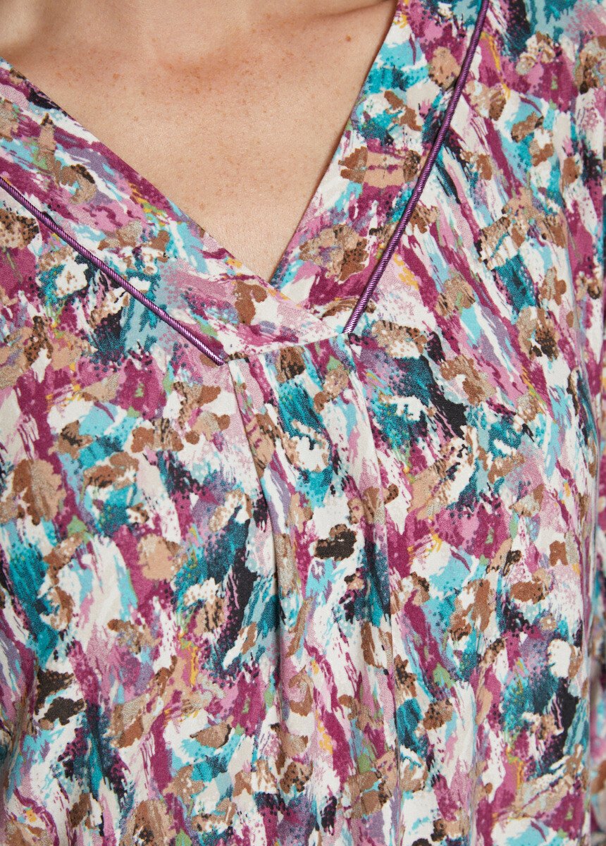 Camiseta_estampada_con_cuello_en_V_y_manga_3/4_Grosella_negra_y_esmeralda_DE2_slim