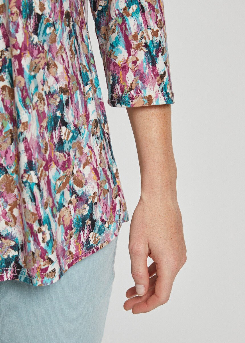 Camiseta_estampada_con_cuello_en_V_y_manga_3/4_Grosella_negra_y_esmeralda_DE3_slim