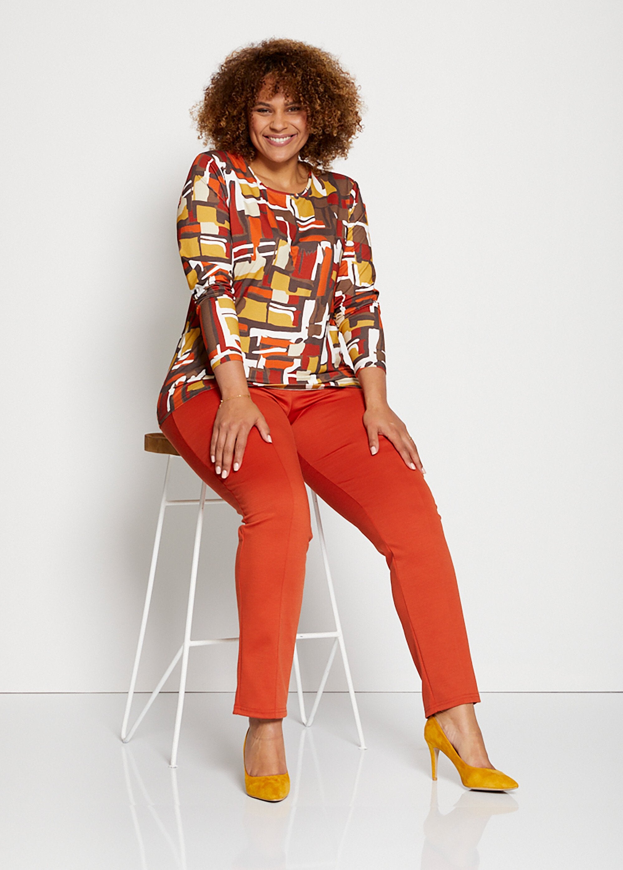 Camiseta_punto_suave_estampado_geométrico_marrón_y_miel_SF1_curvy