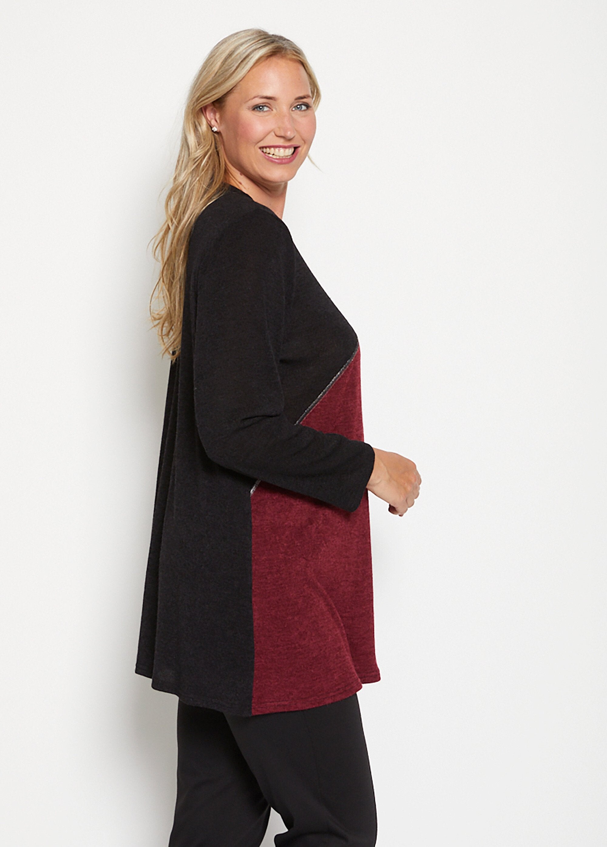 Camiseta_larga_elástica_floral_Negro_y_burdeos_DR1_curvy