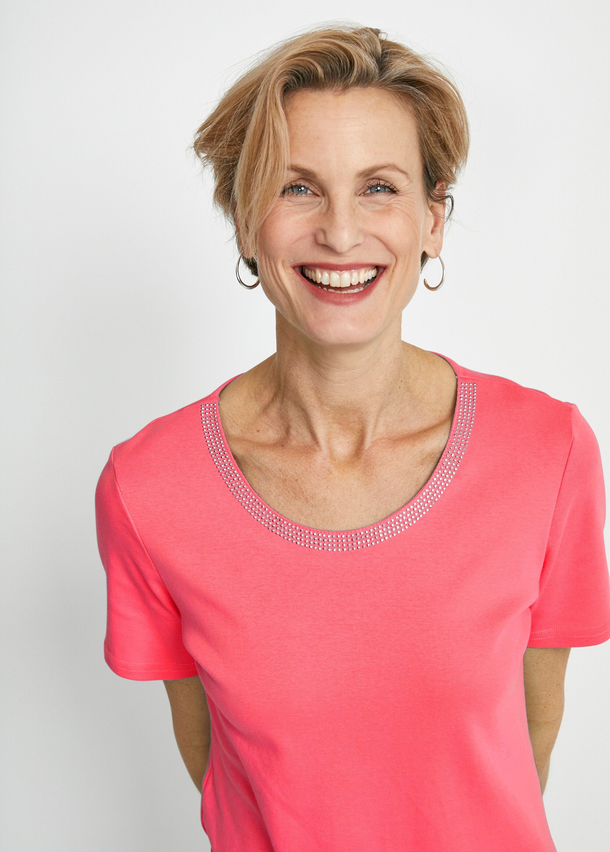 Camiseta_elegante_de_manga_corta_con_tachuelas_Coral_DE1_slim