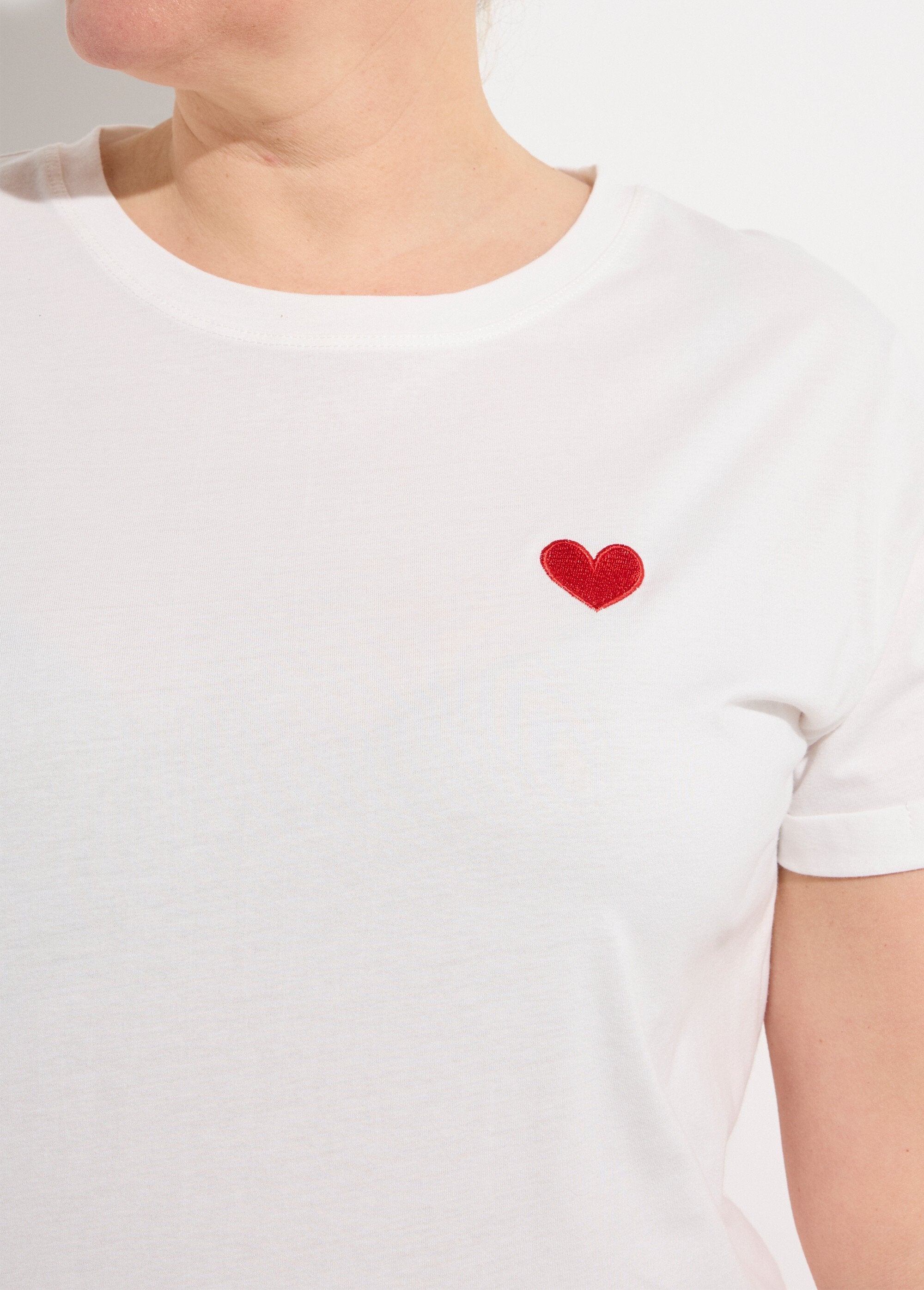 Camiseta_de_cuello_redondo_con_bordado_de_corazón_Blanco_y_rojo_DE1_curvy
