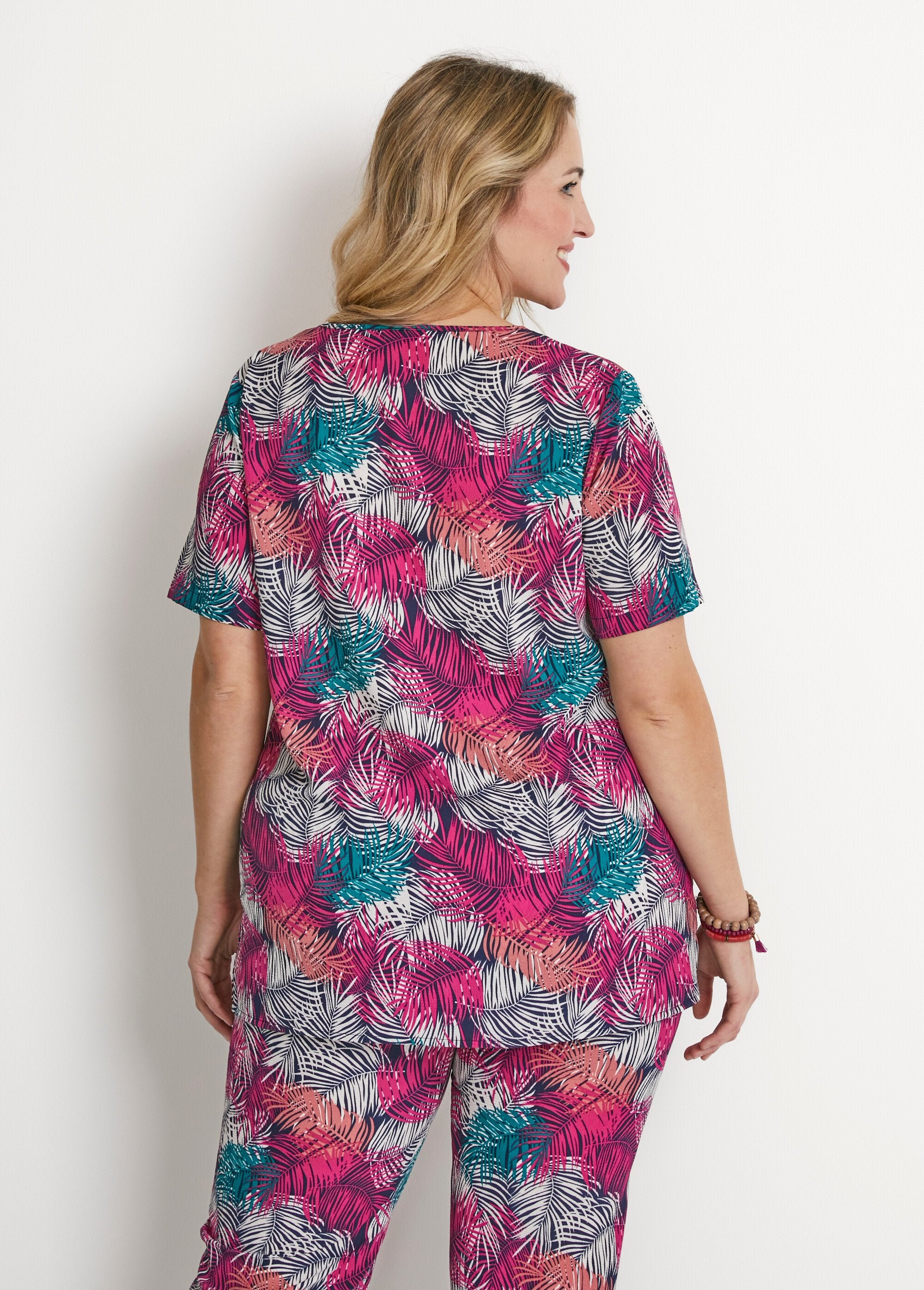 Túnica_holgada_de_largo_medio_en_tejido_de_crepé_Verde_y_fucsia_DO1_curvy