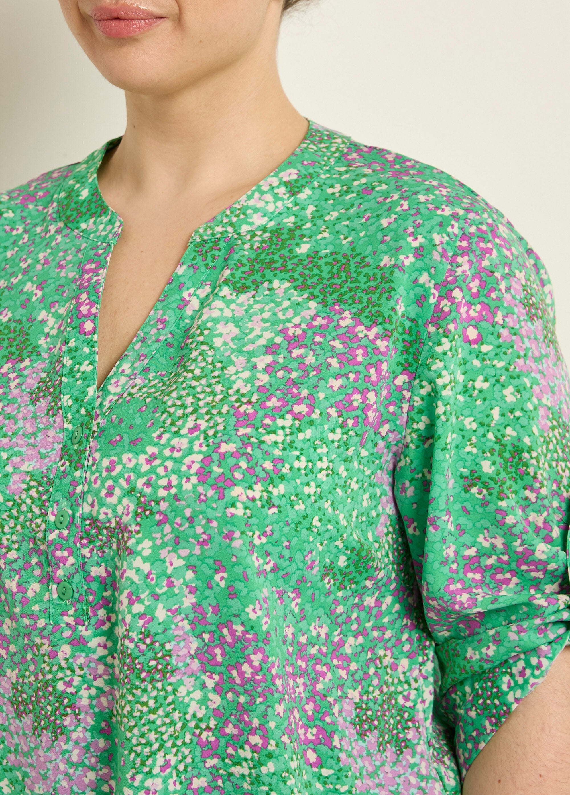 Túnica_floral_de_manga_larga_con_cuello_en_V_Estampados_verdes_DE1_curvy
