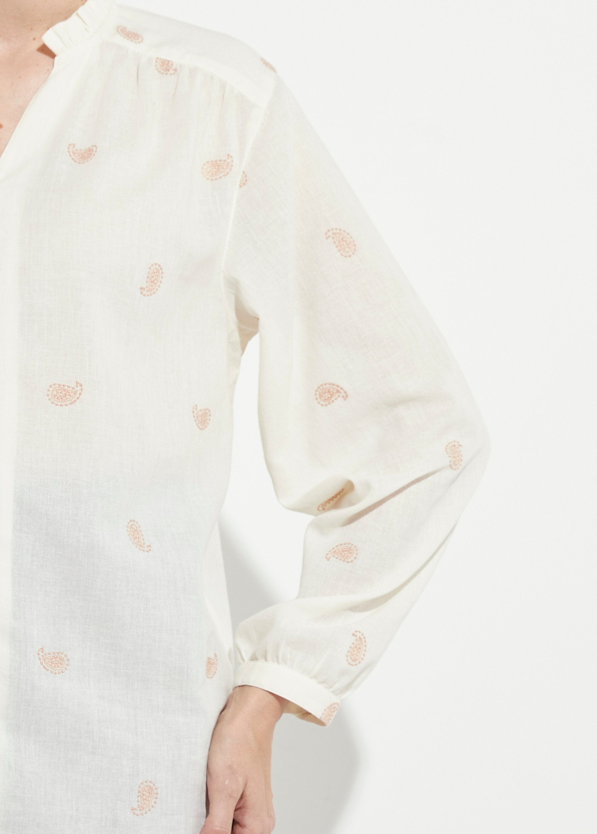 Túnica_de_gasa_de_algodón_bordada_con_cuello_con_volantes_Crudo_y_beige_DE3_slim