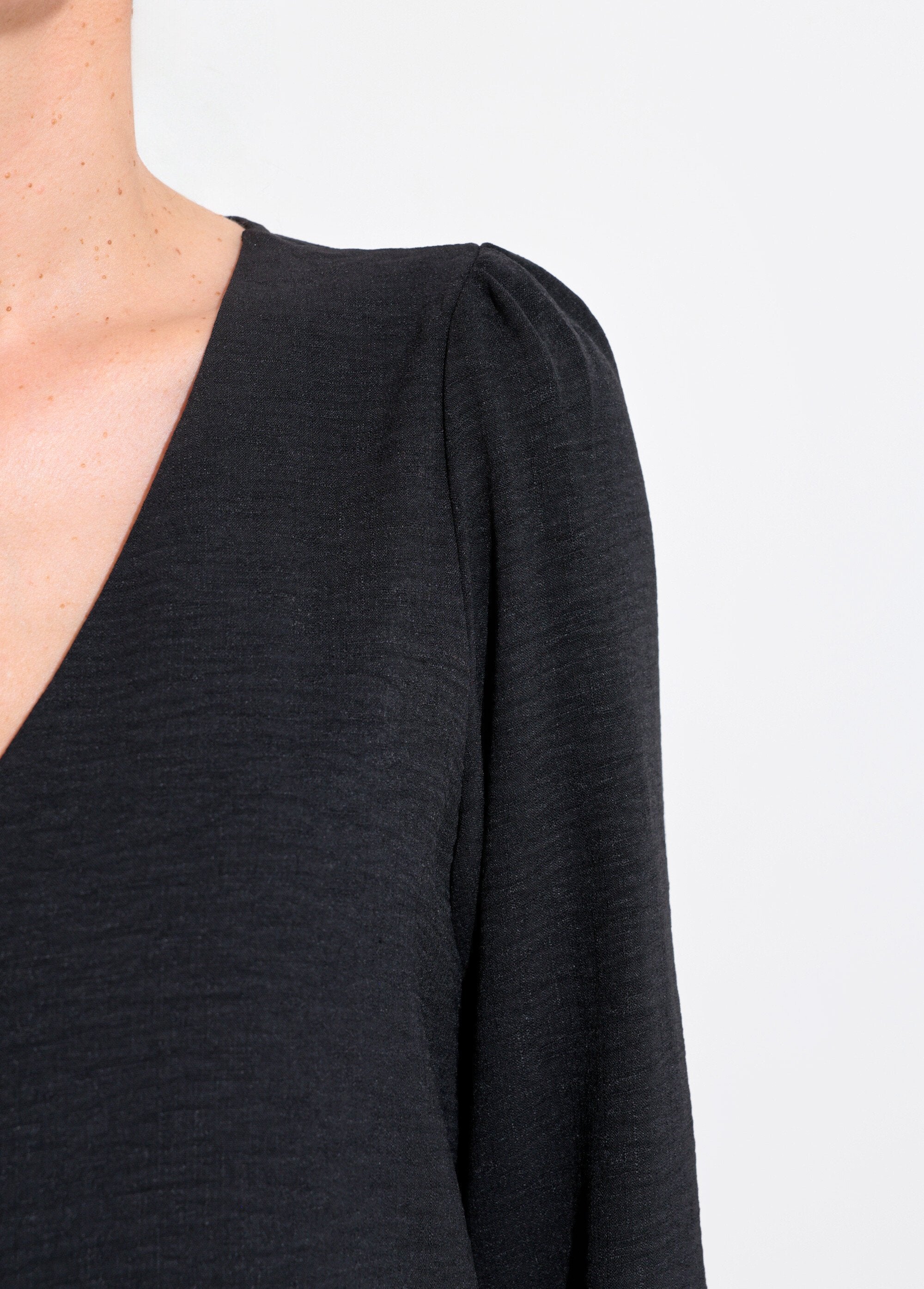 Túnica_abotonada_y_en_relieve_con_cuello_en_V_Negro_DE2_slim