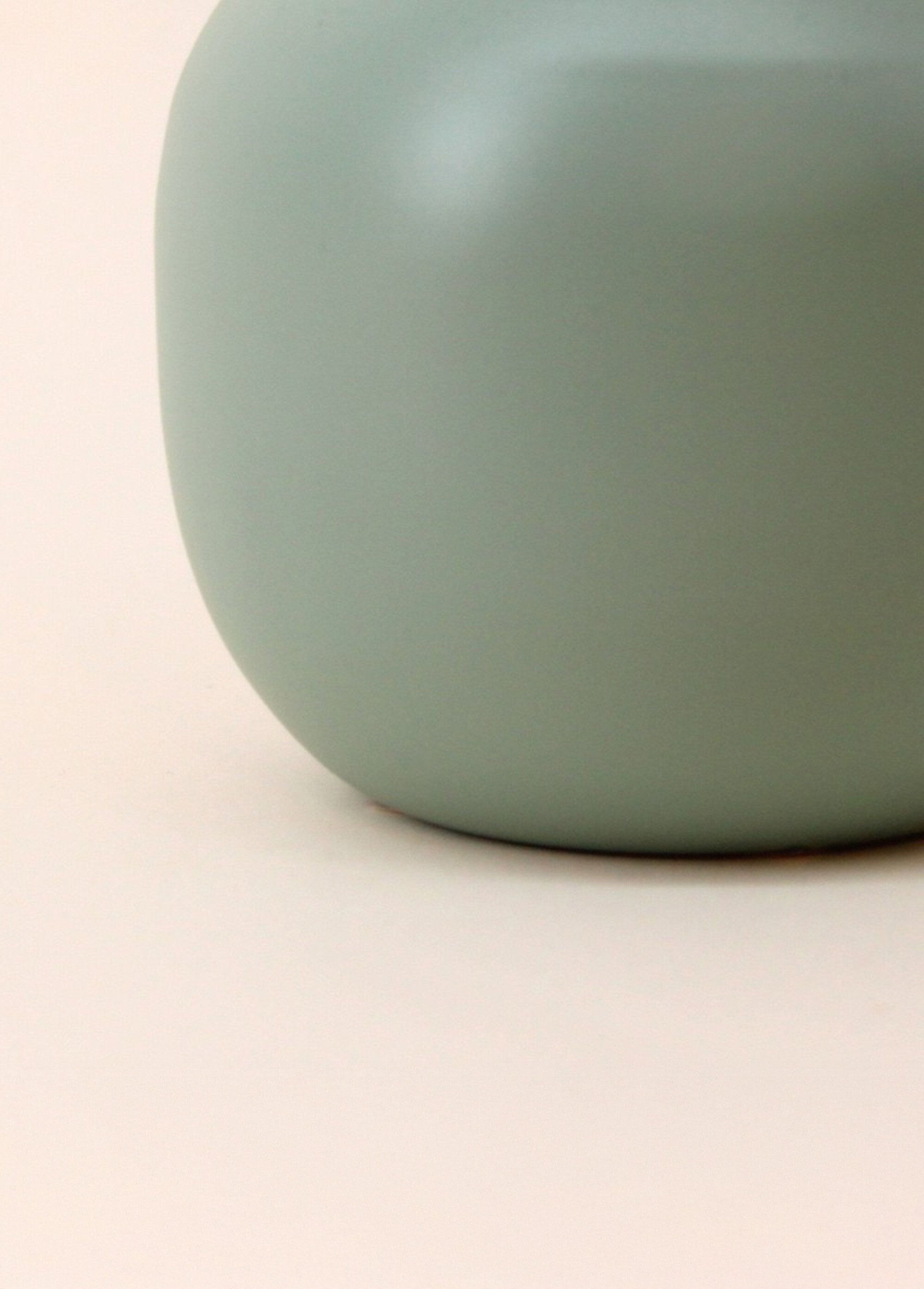 Jarrón_de_metal_con_cuello_estrecho_y_largo._Verde_DE2_slim