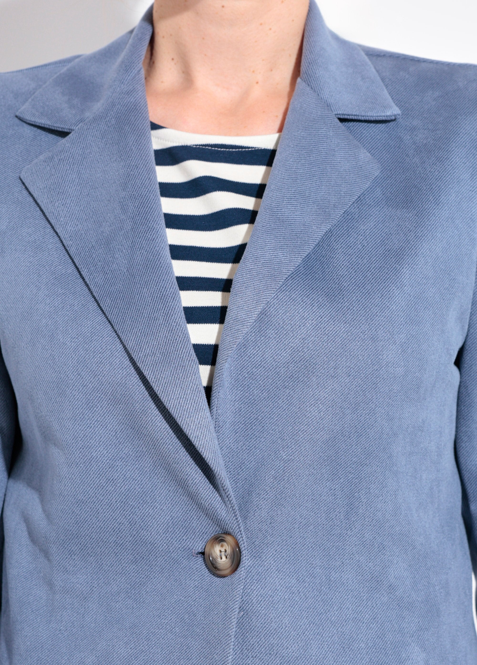 Chaqueta_de_cuello_sastre_de_sarga_suave_con_1_botón_Azul_DE1_slim