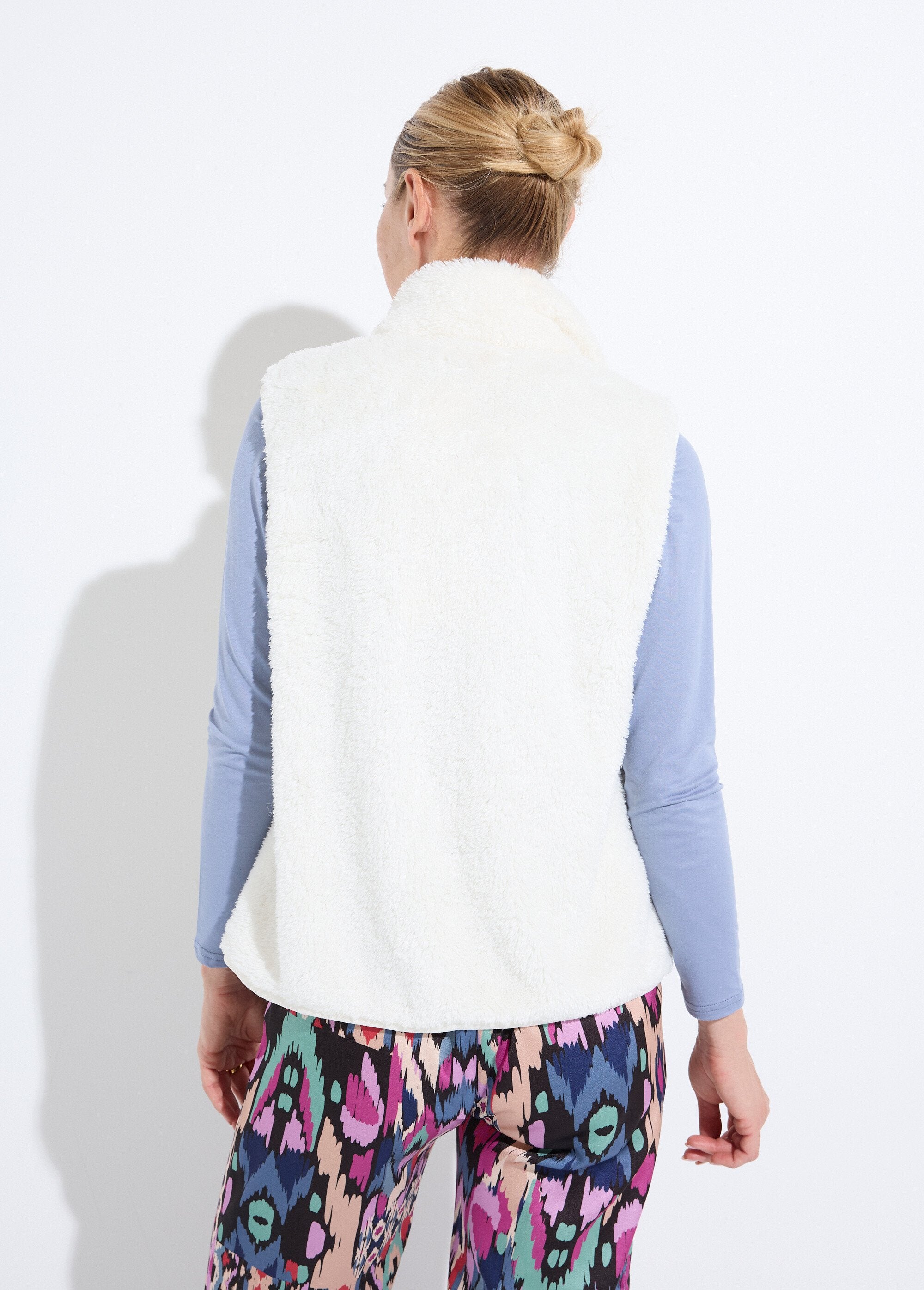 Chaqueta_de_piel_sintética_sin_mangas_con_cuello_alto_Crudo_DO1_slim