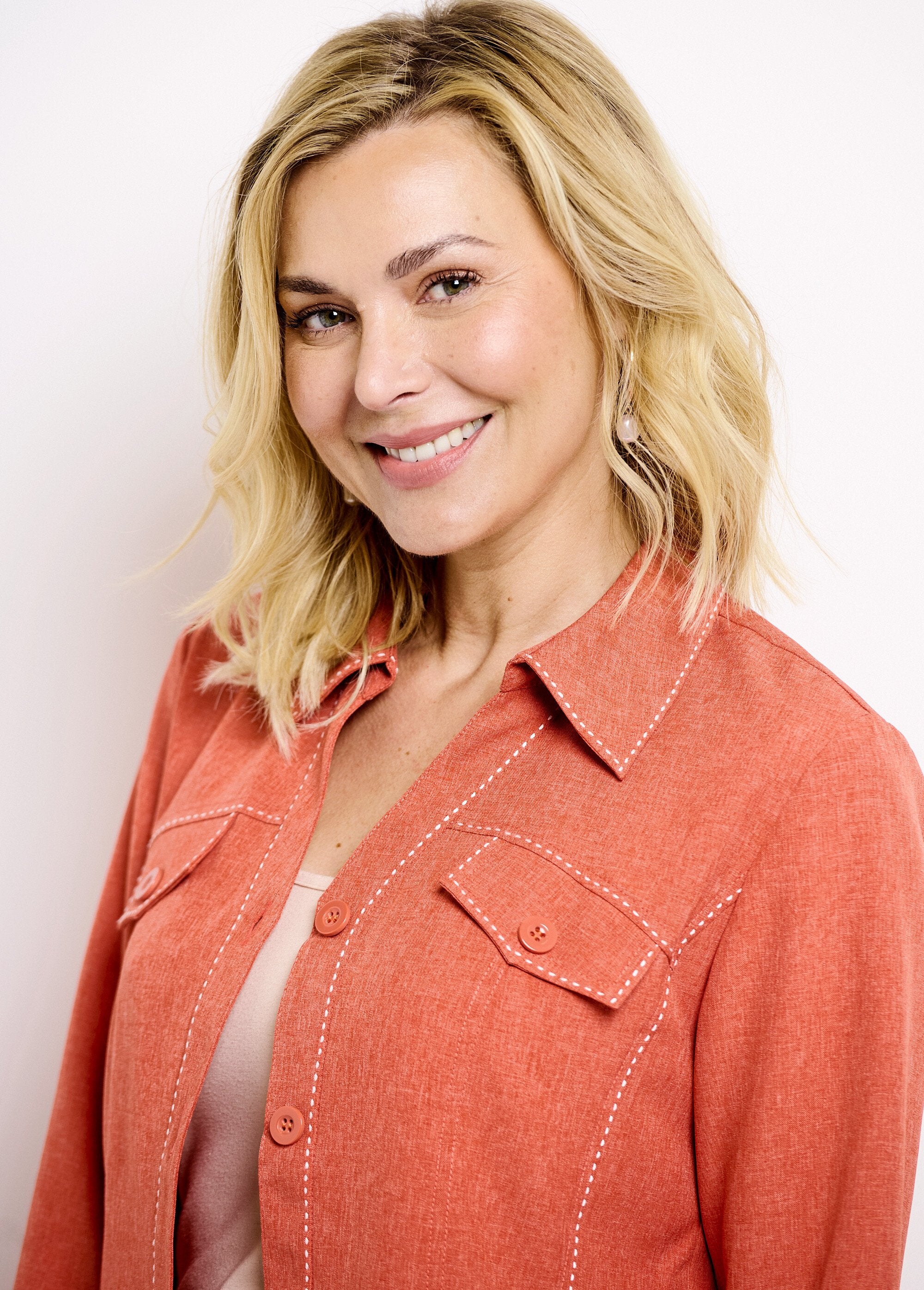 Chaqueta_larga_con_botones_Ladrillo_DE1_slim