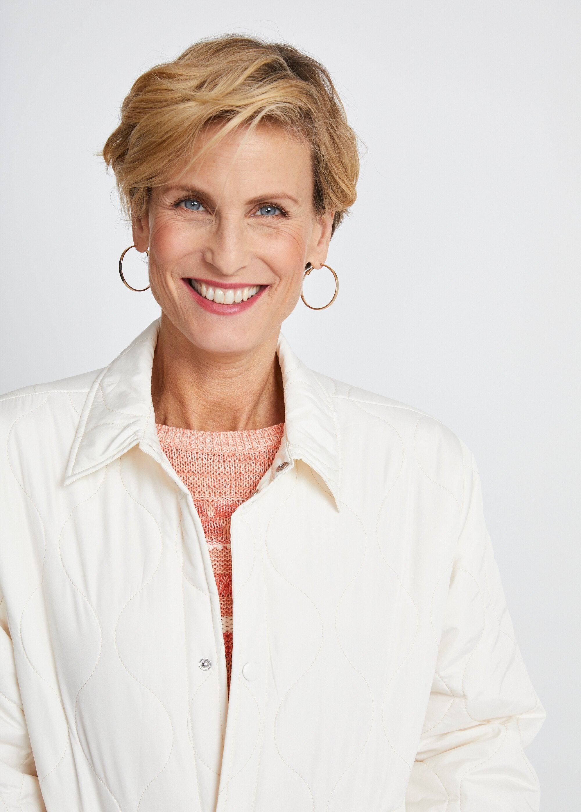 Chaqueta_corta_acolchada_con_botones_automáticos_Crudo_DE1_slim