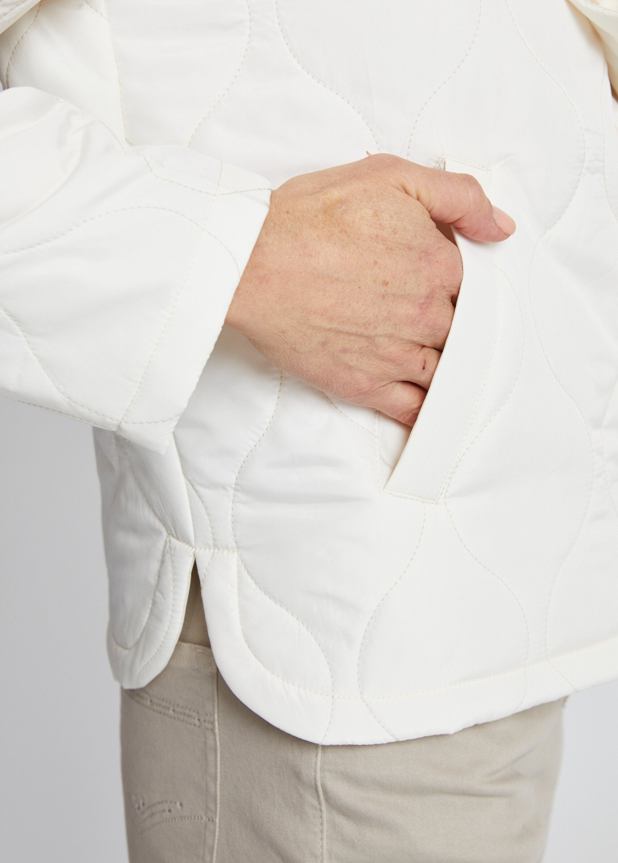 Chaqueta_corta_acolchada_con_botones_automáticos_Crudo_DE3_slim