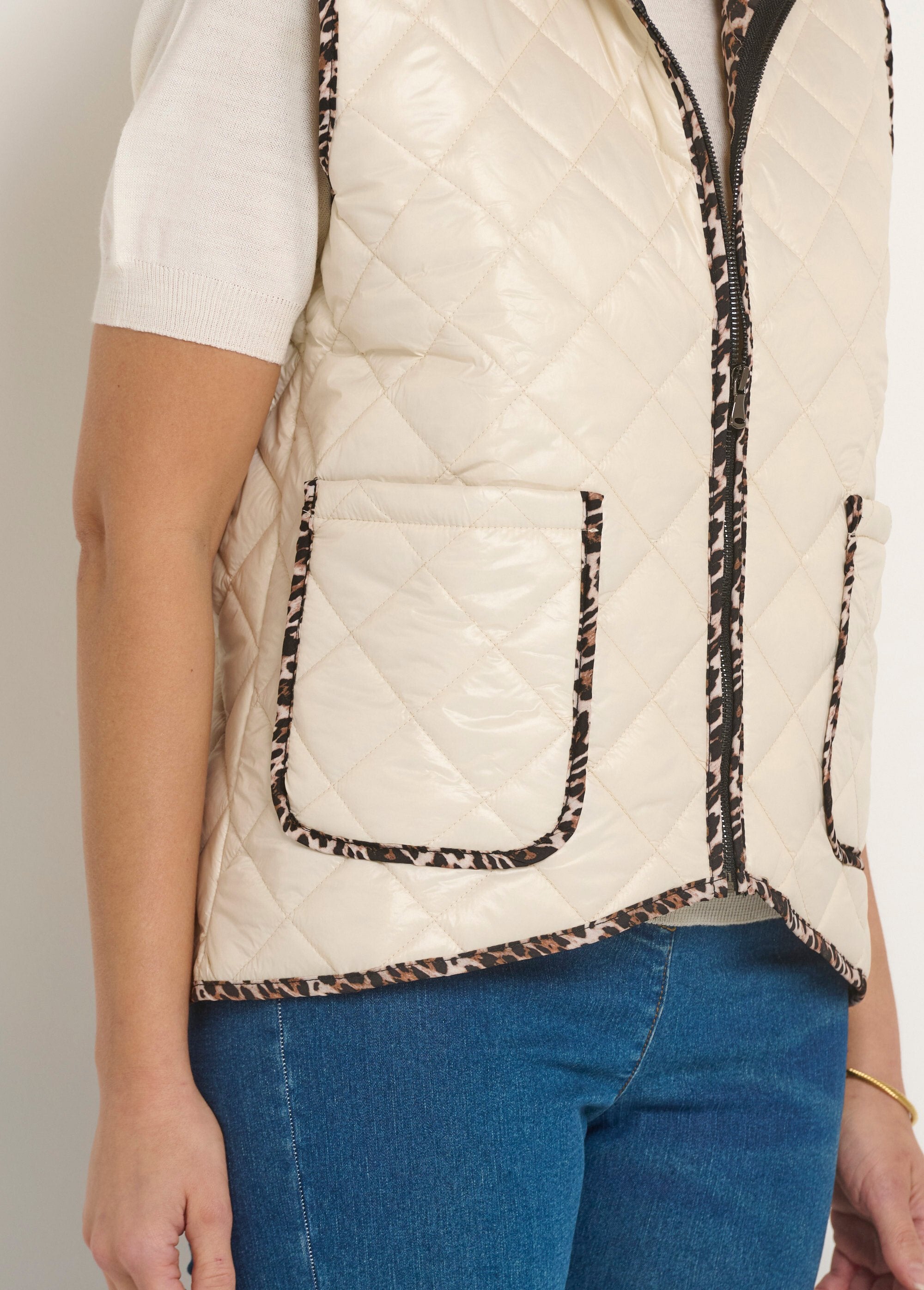 Chaqueta_acolchada_sin_mangas_con_capucha_Blanco,_Blanca_DE2_slim