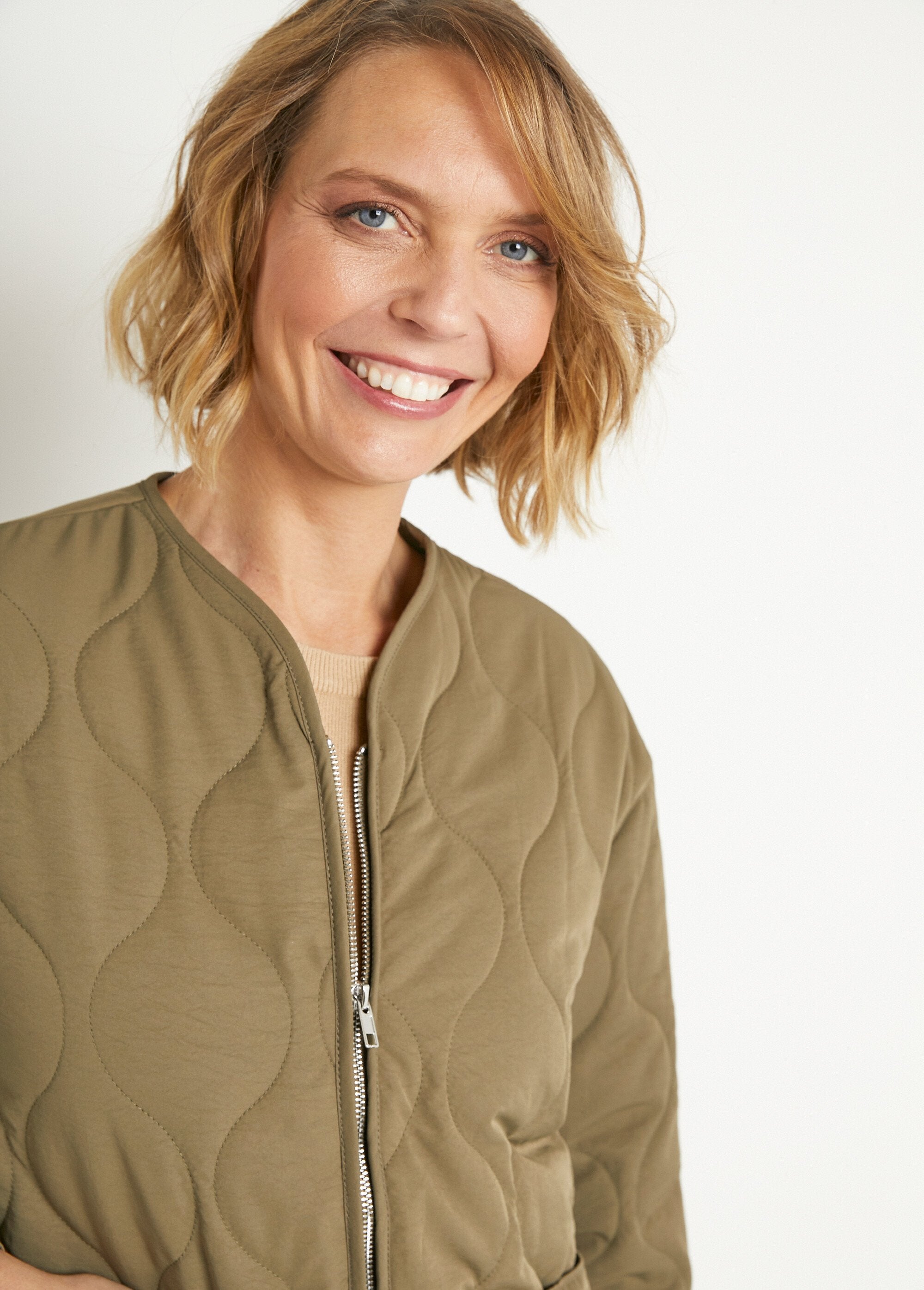 Chaqueta_lisa_acolchada_con_cremallera_y_pespuntes_Caqui_DE1_slim