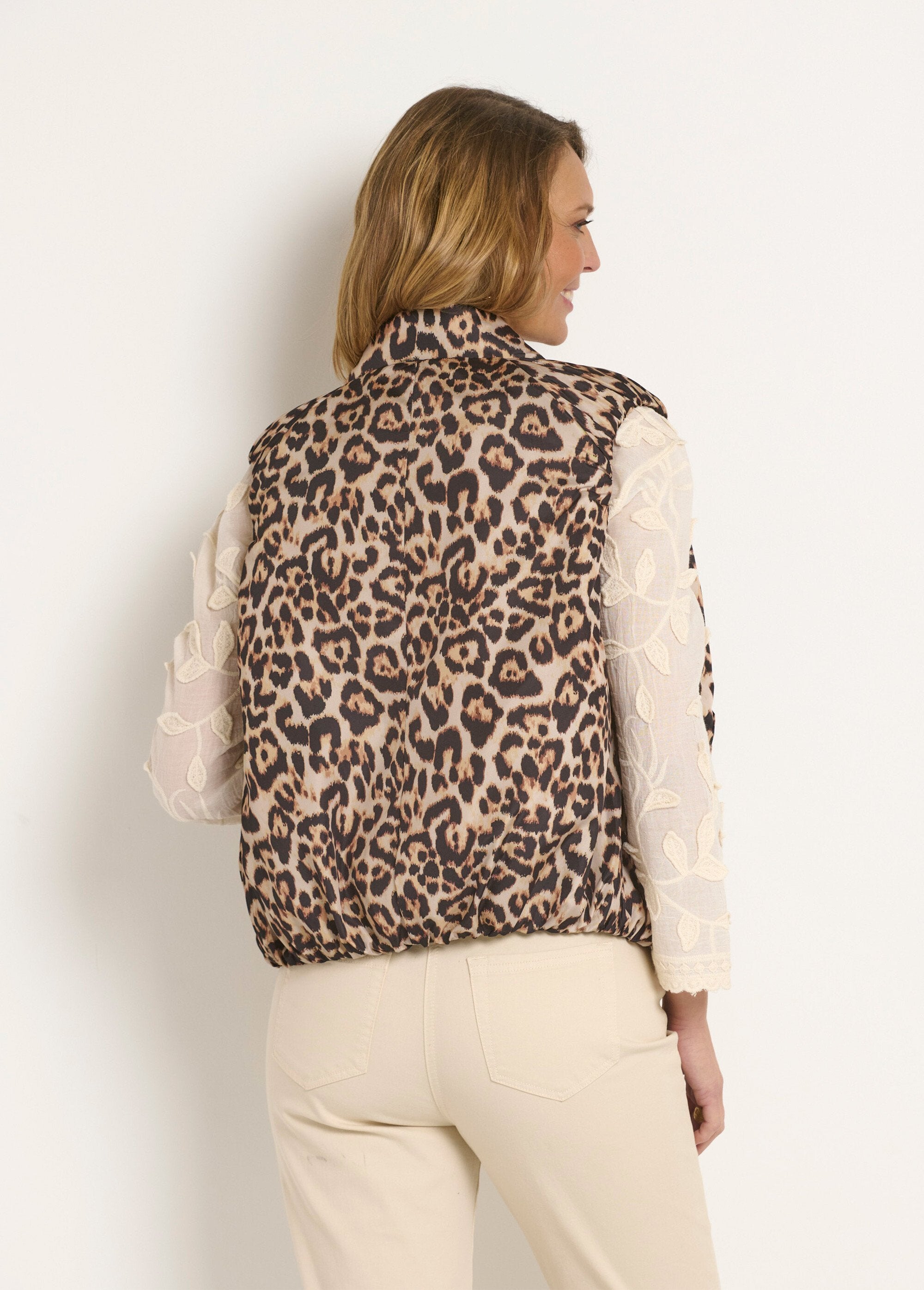 Chaqueta_de_satén_acolchada_con_estampado_de_leopardo_sin_mangas_Leopardo_DO1_slim
