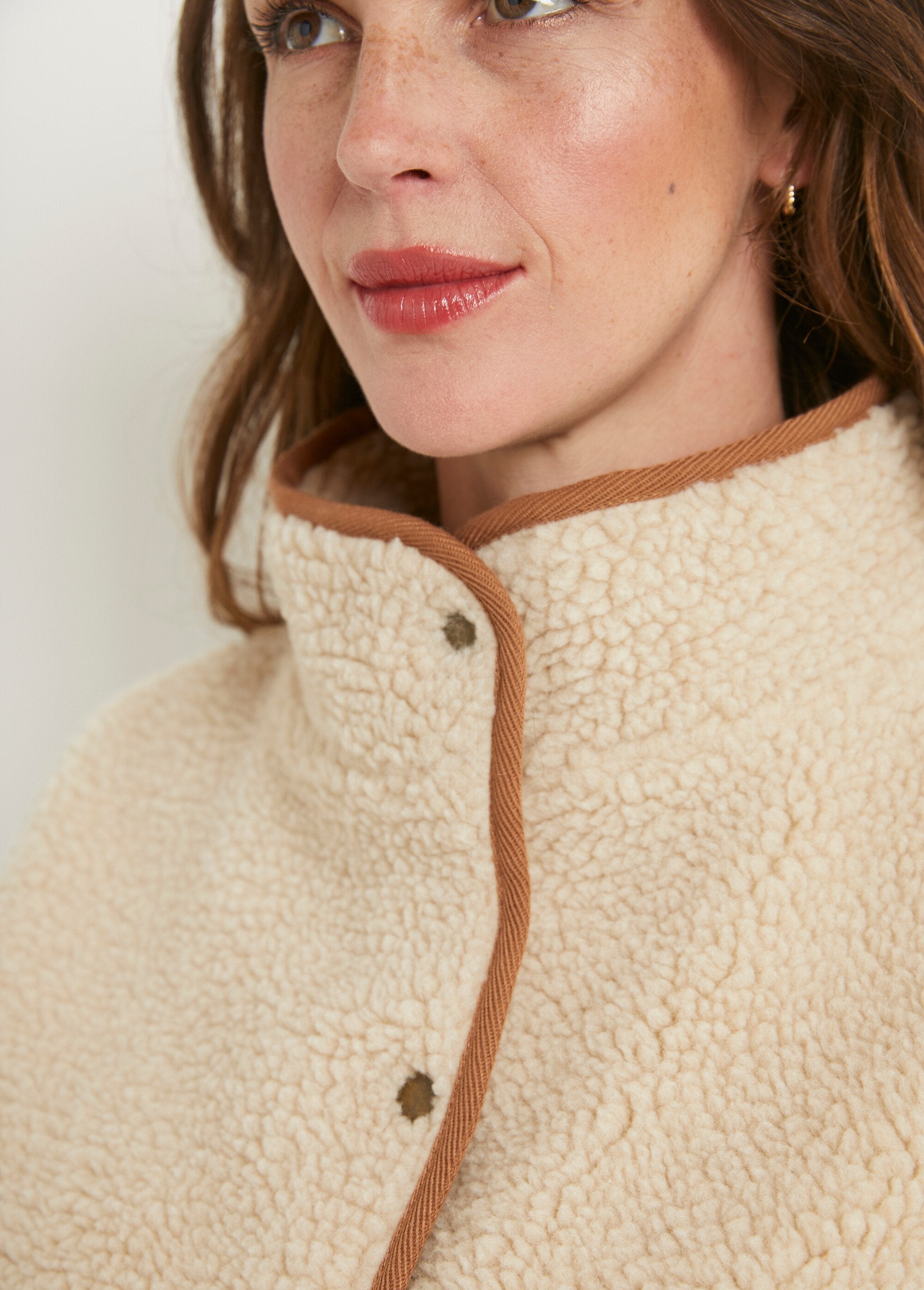 Chaqueta_de_sherpa_sin_mangas_con_cuello_alto_Crudo_DE2_slim